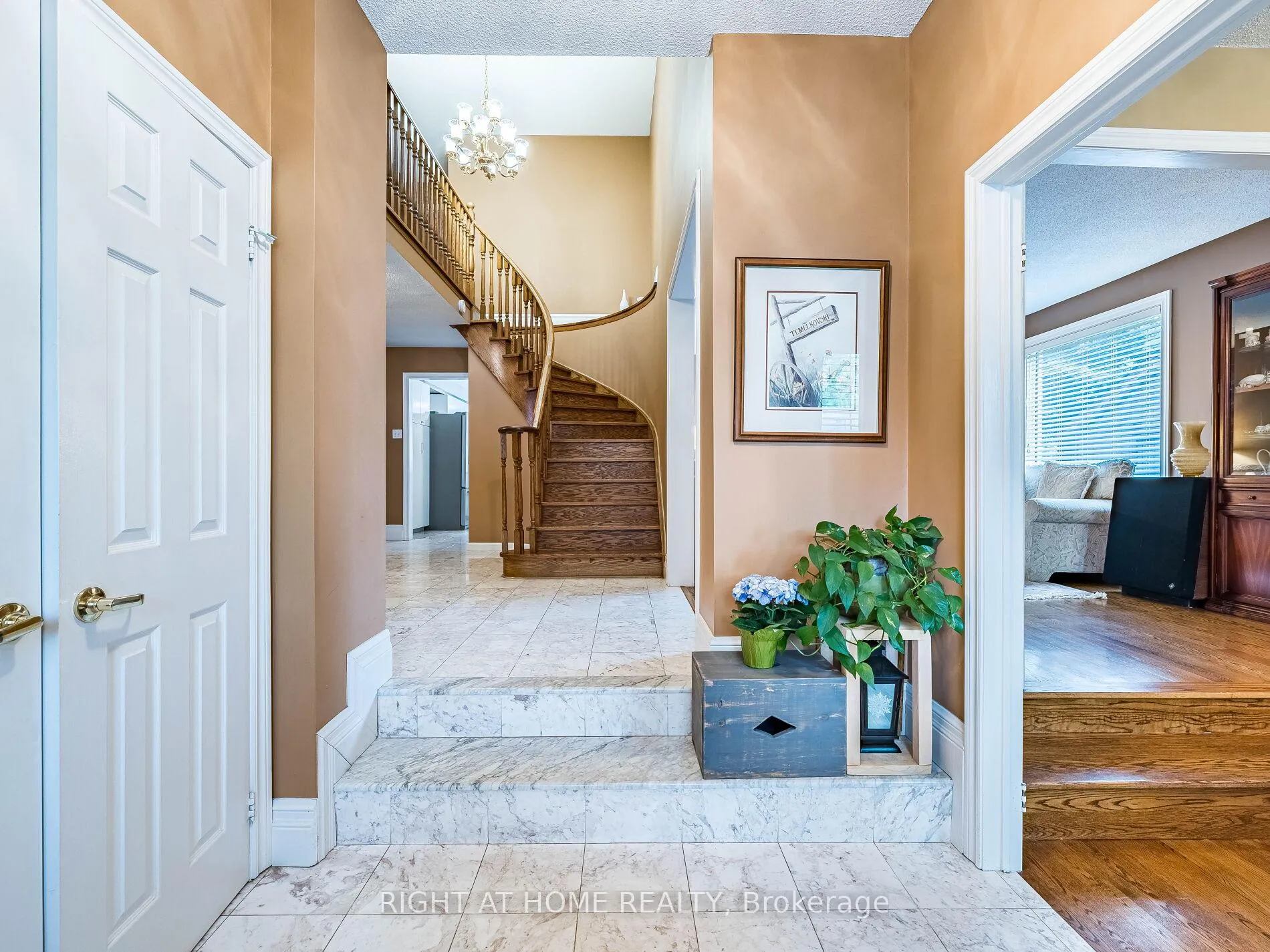 Photo 6 of 56 Soho Crescent, Markham, Markville — HOMEH