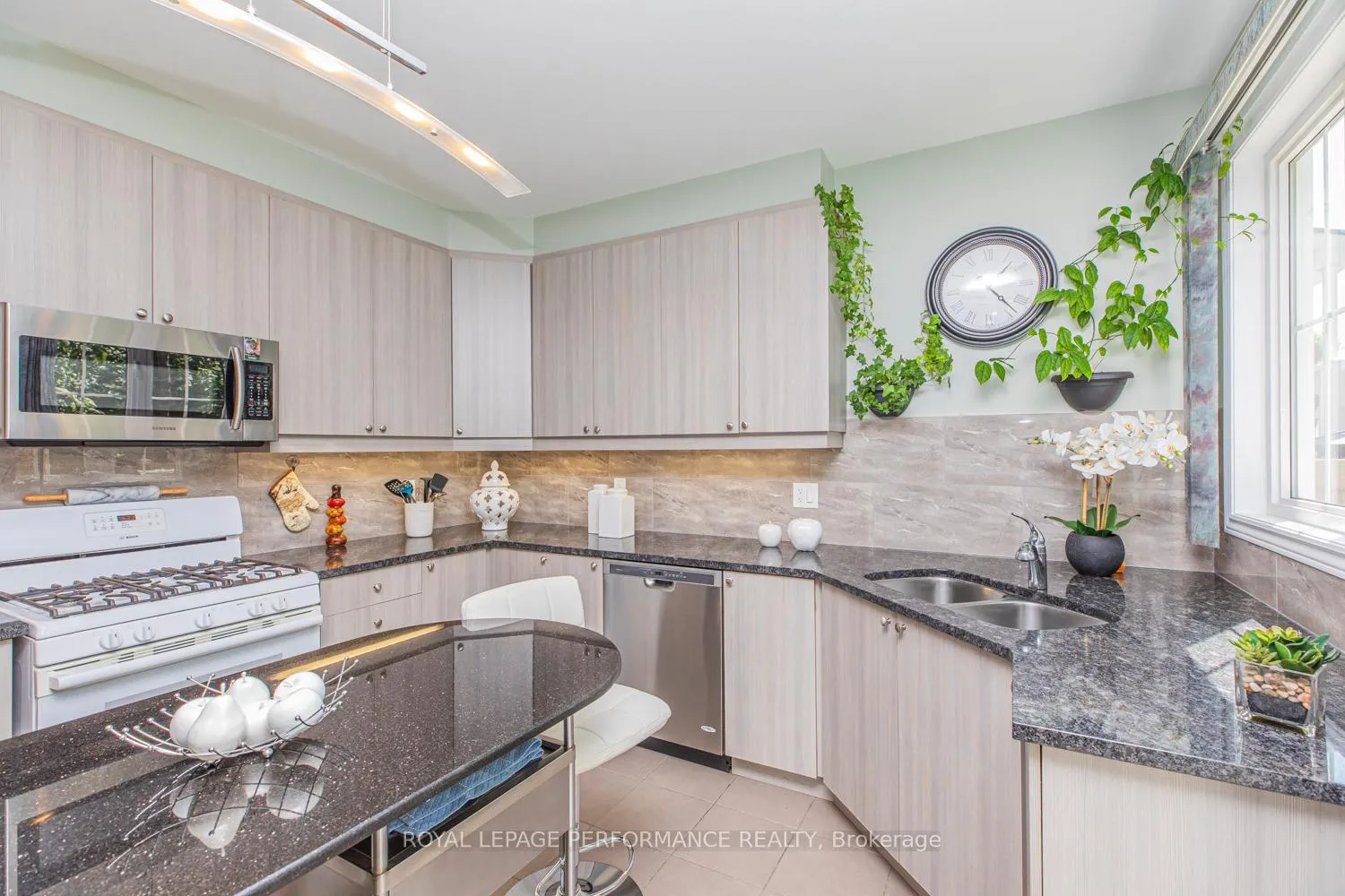 Photo 15 of 30 Summitview Drive, Ottawa, Kanata - Emerald Meadows/Trailwest — HOMEH