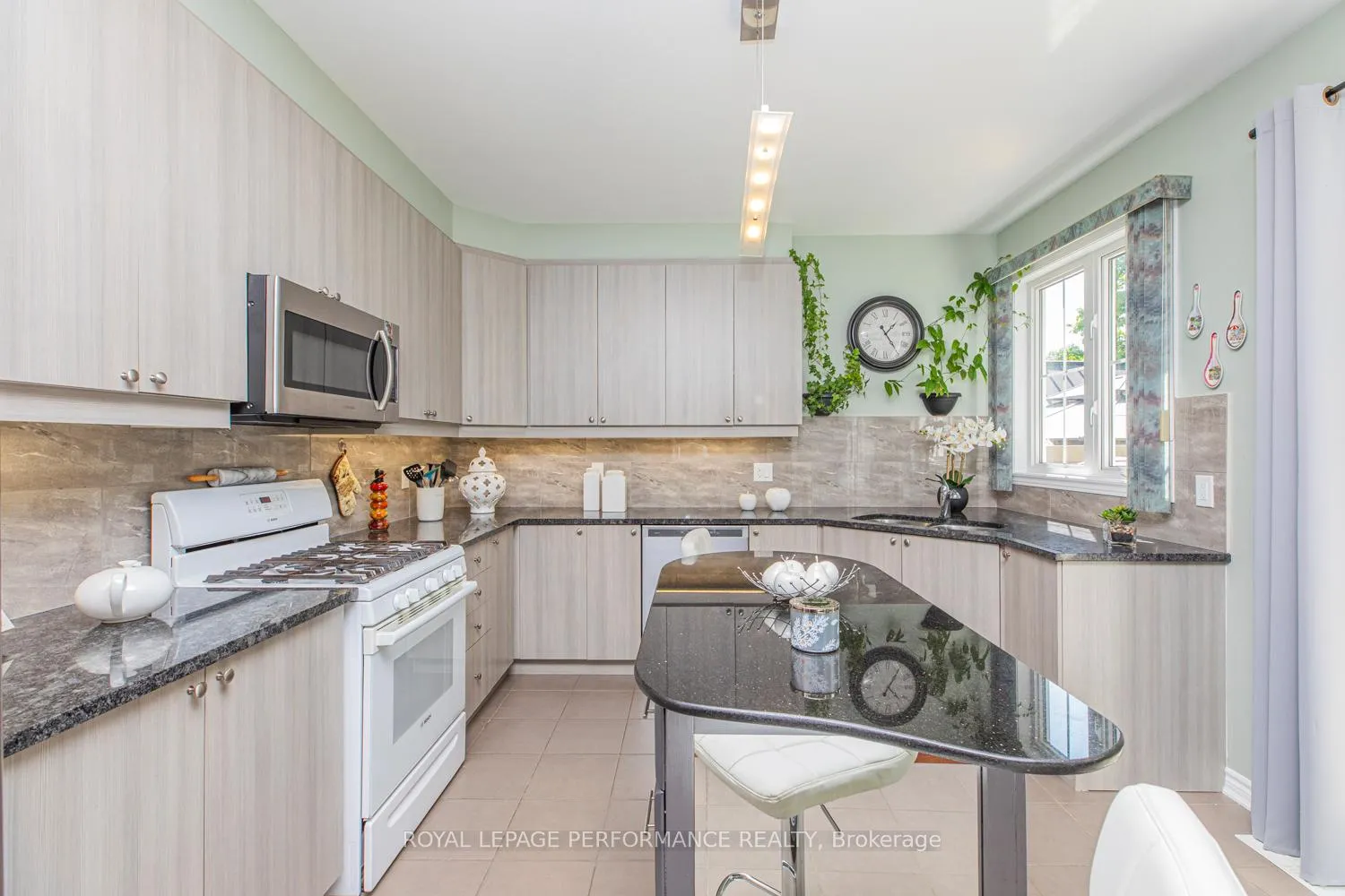 Photo 16 of 30 Summitview Drive, Ottawa, Kanata - Emerald Meadows/Trailwest — HOMEH