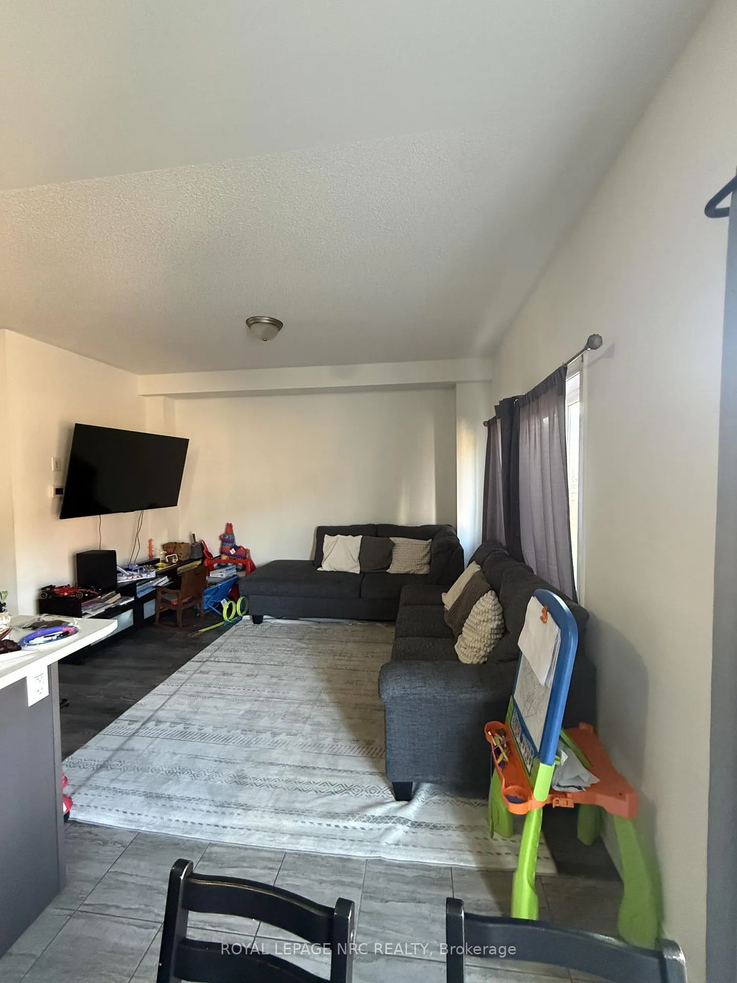 Photo 3 of 44 Harmony Way, Thorold, Rolling Meadows — HOMEH