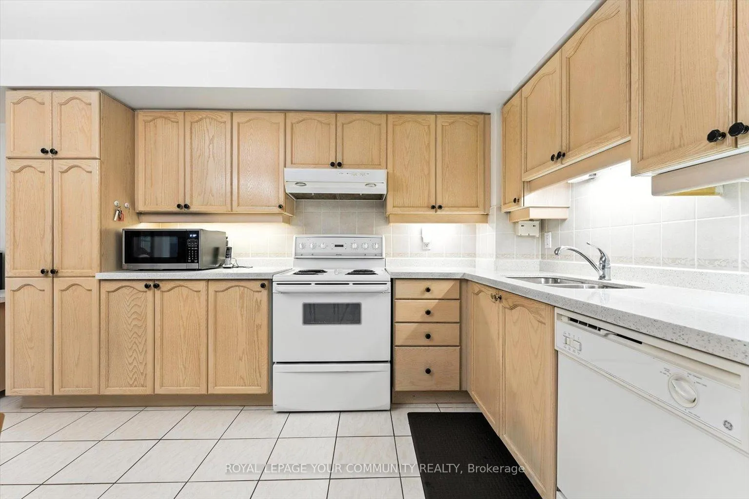 Photo 7 of Unit 307, 2502 Rutherford Road, Vaughan, Maple — HOMEH