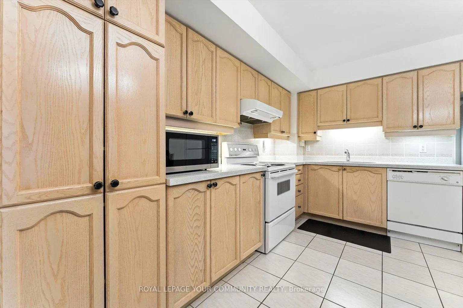 Photo 8 of Unit 307, 2502 Rutherford Road, Vaughan, Maple — HOMEH
