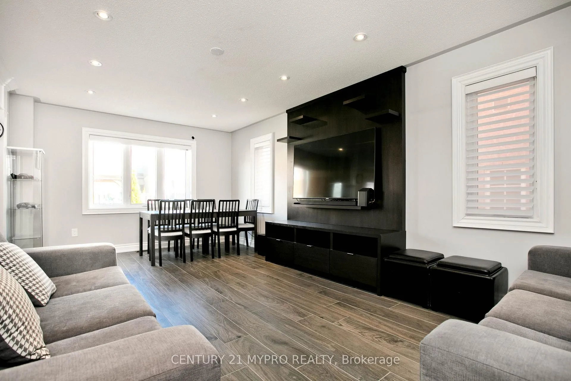 Photo 5 of 18 River Ridge Boulevard, Aurora, Bayview Northeast — HOMEH