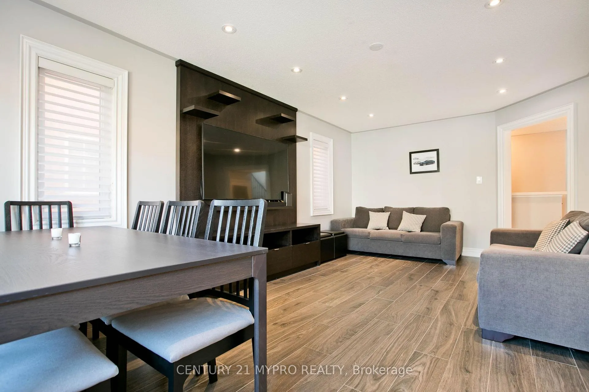 Photo 7 of 18 River Ridge Boulevard, Aurora, Bayview Northeast — HOMEH