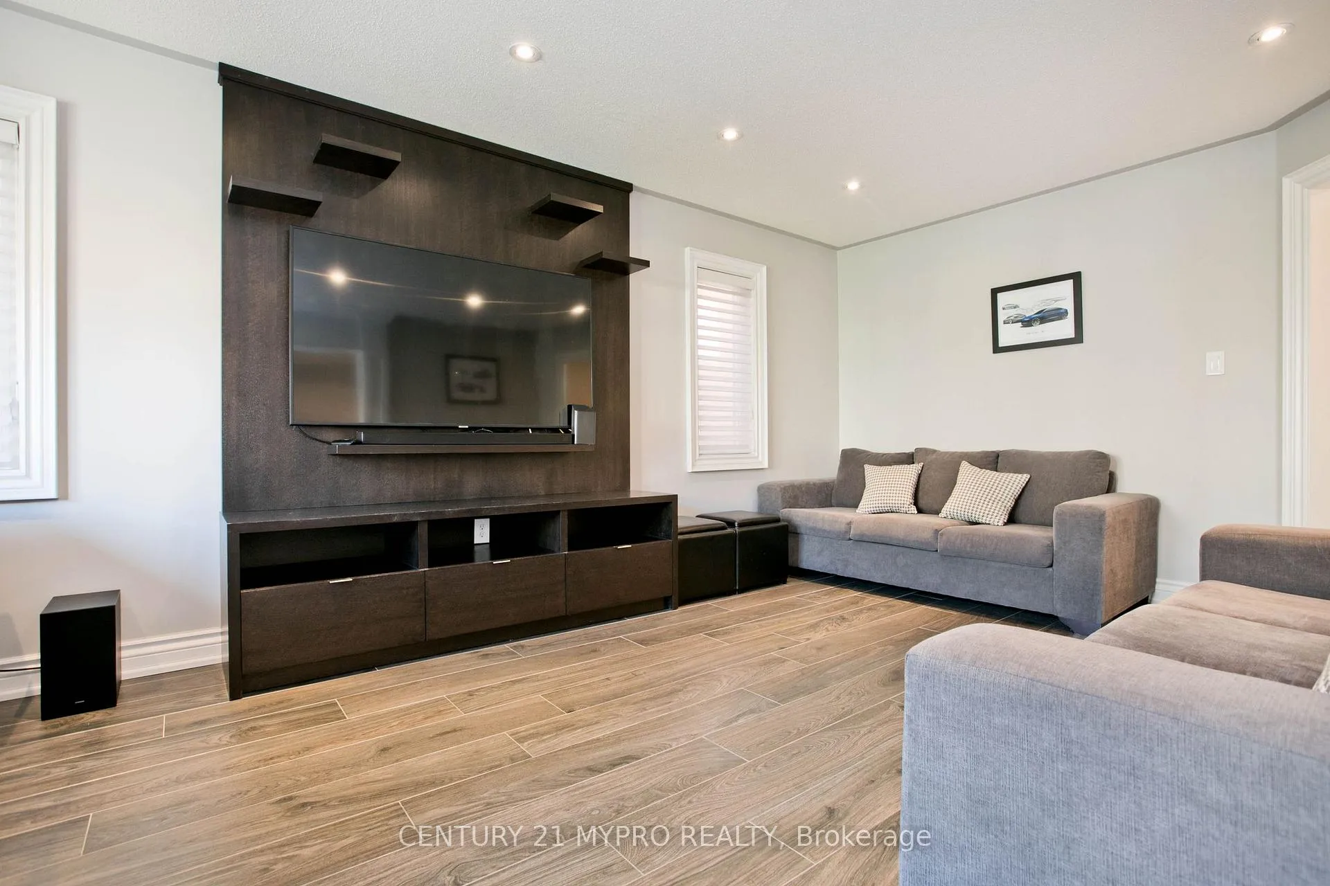 Photo 8 of 18 River Ridge Boulevard, Aurora, Bayview Northeast — HOMEH