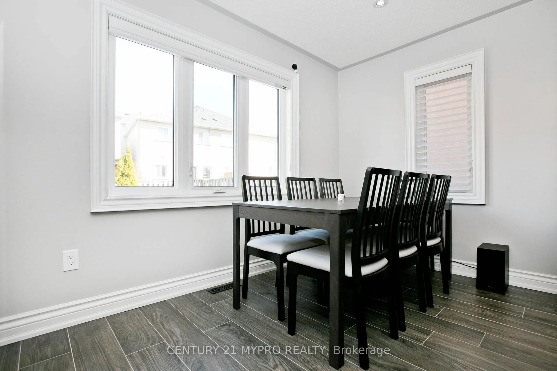 Photo 9 of 18 River Ridge Boulevard, Aurora, Bayview Northeast — HOMEH