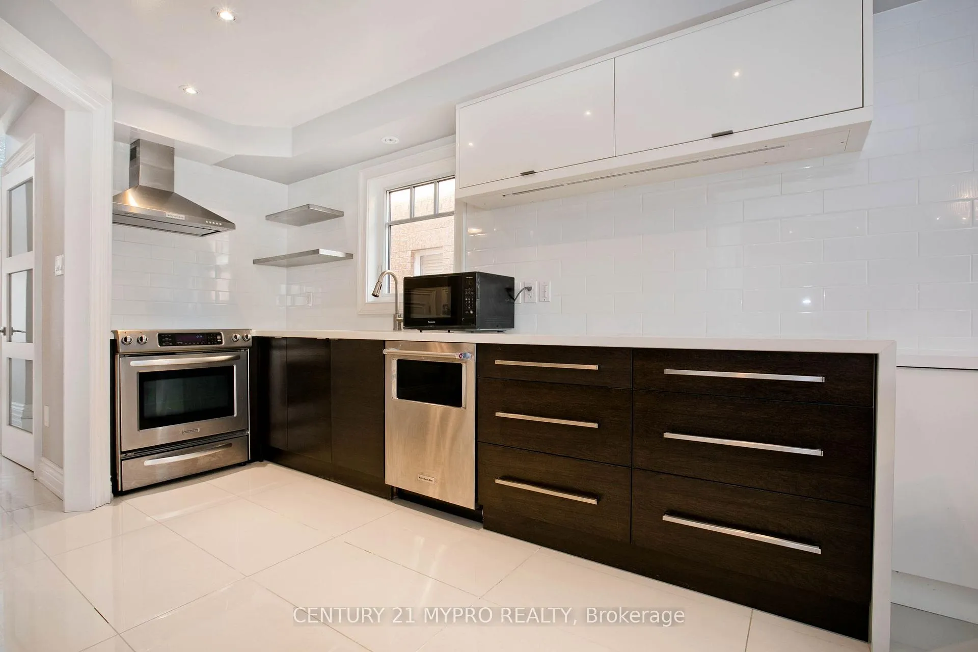 Photo 11 of 18 River Ridge Boulevard, Aurora, Bayview Northeast — HOMEH