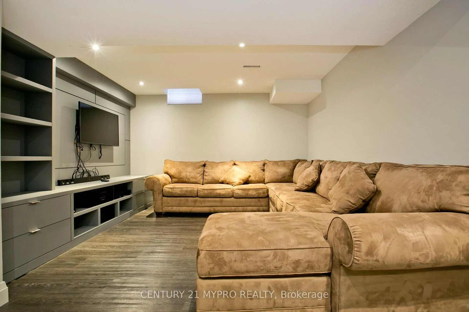 Photo 32 of 18 River Ridge Boulevard, Aurora, Bayview Northeast — HOMEH