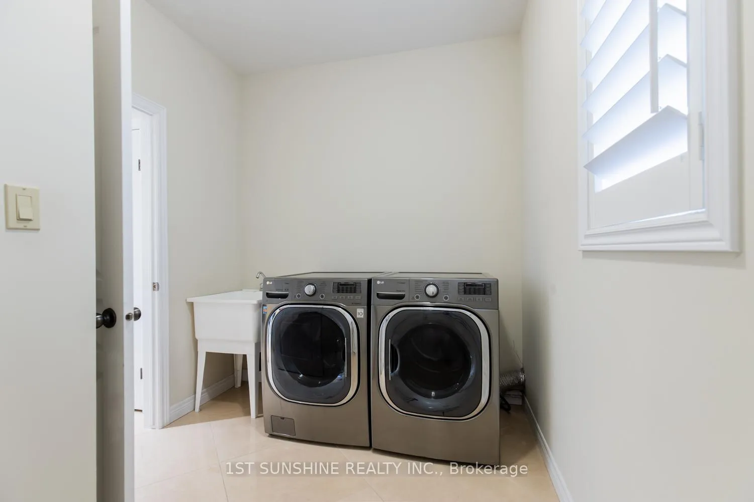 Photo 12 of 180 Chambers Drive, Hamilton, Meadowlands — HOMEH