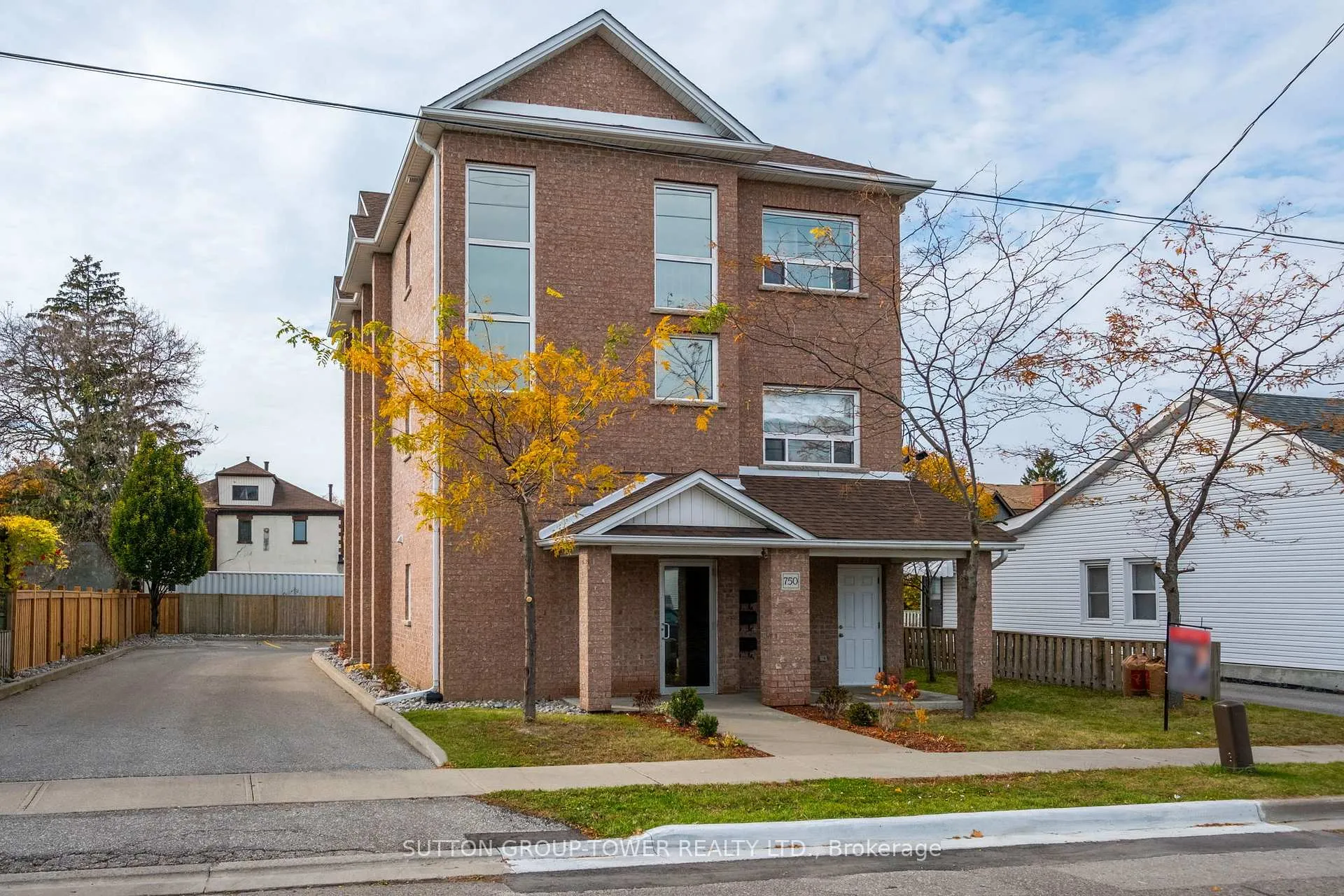 Front of Unit 2, 750 Albert Street
