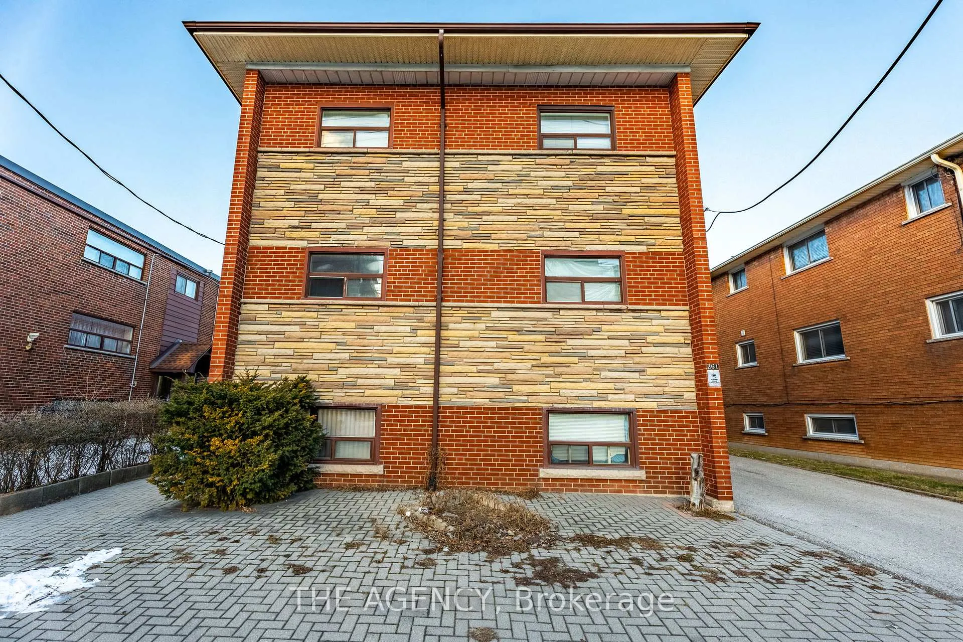 Photo 2 of 261 Mohawk Road E, Hamilton, Hill Park — HOMEH