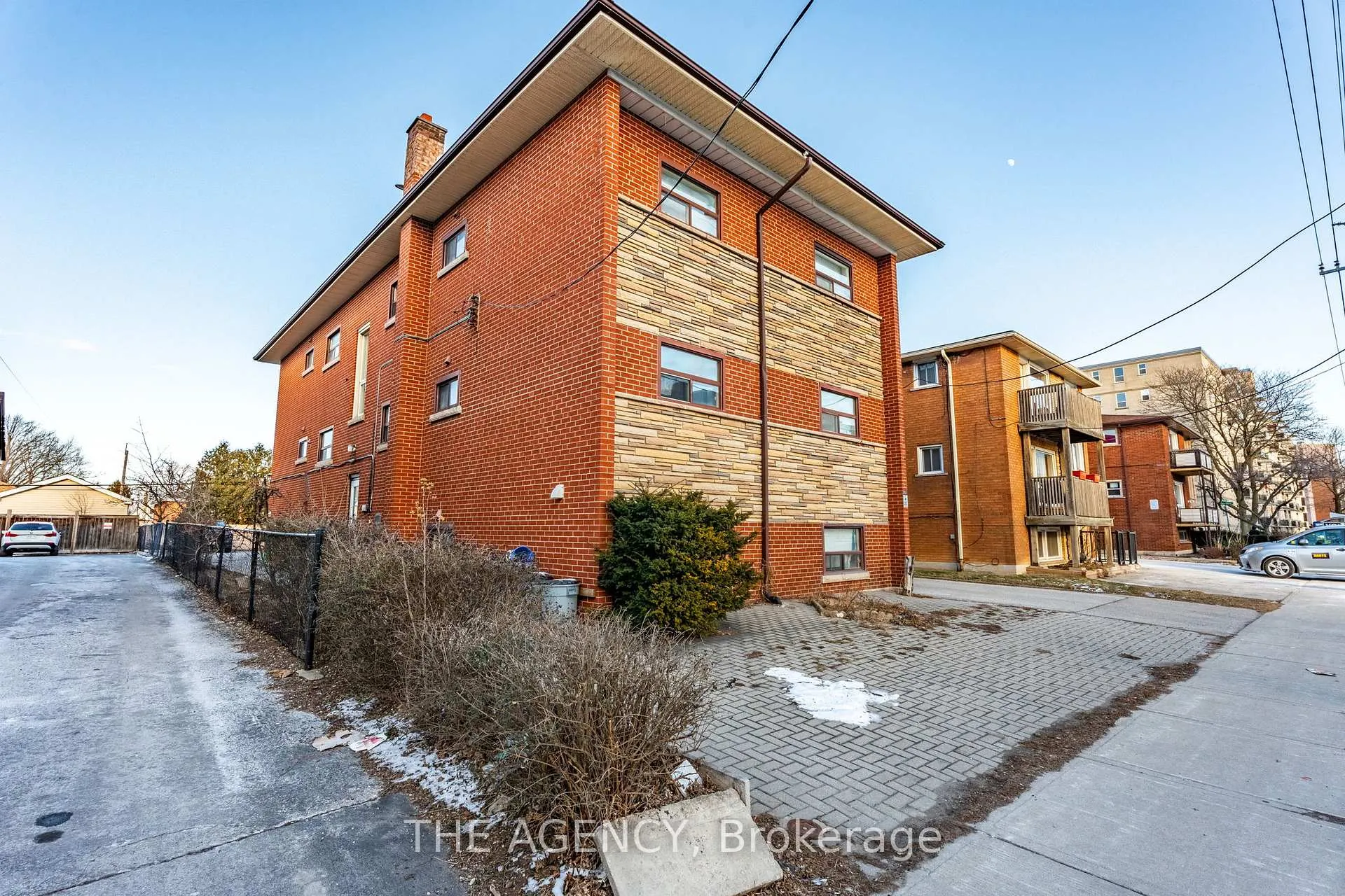 Photo 3 of 261 Mohawk Road E, Hamilton, Hill Park — HOMEH
