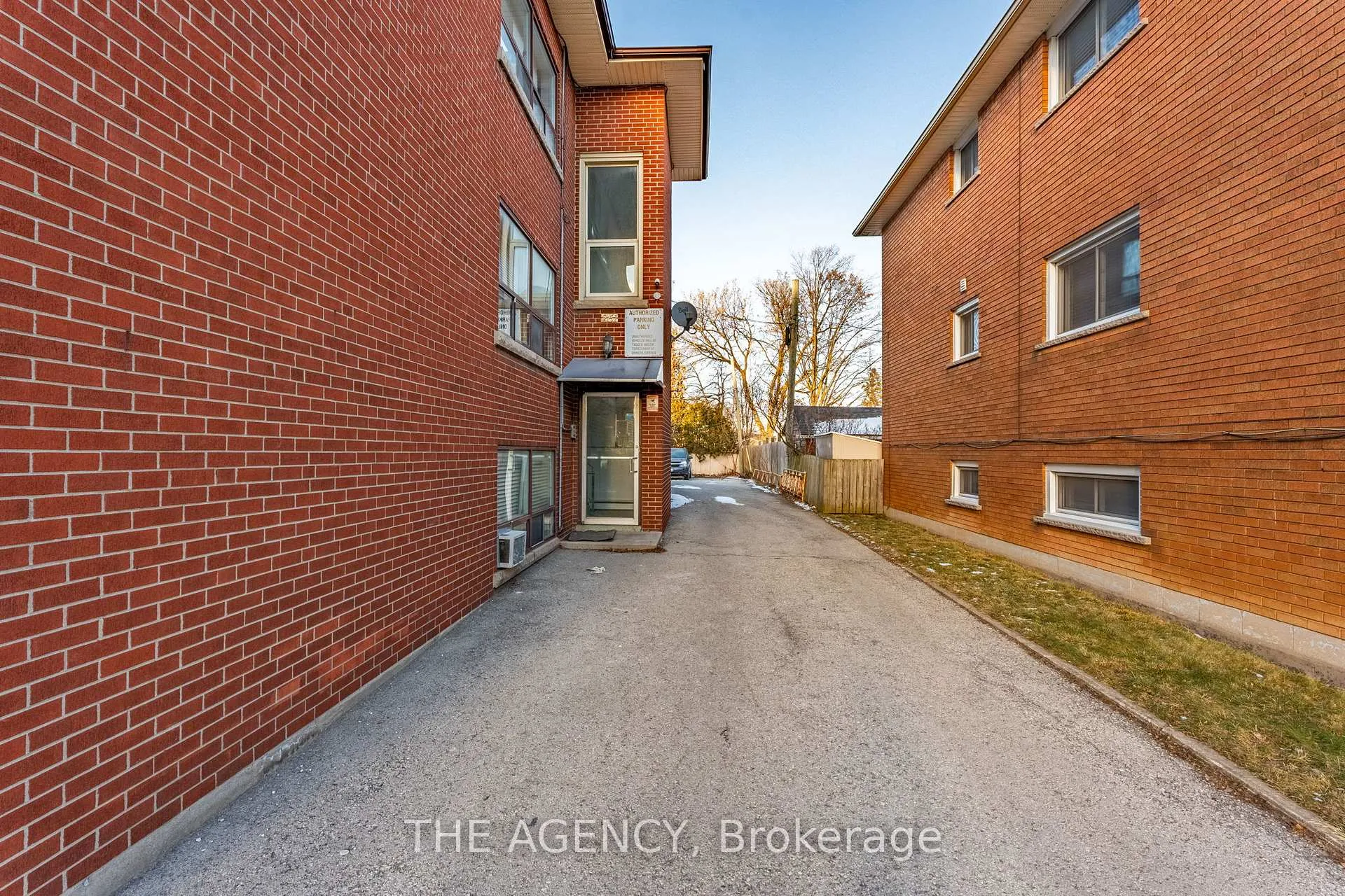 Photo 4 of 261 Mohawk Road E, Hamilton, Hill Park — HOMEH