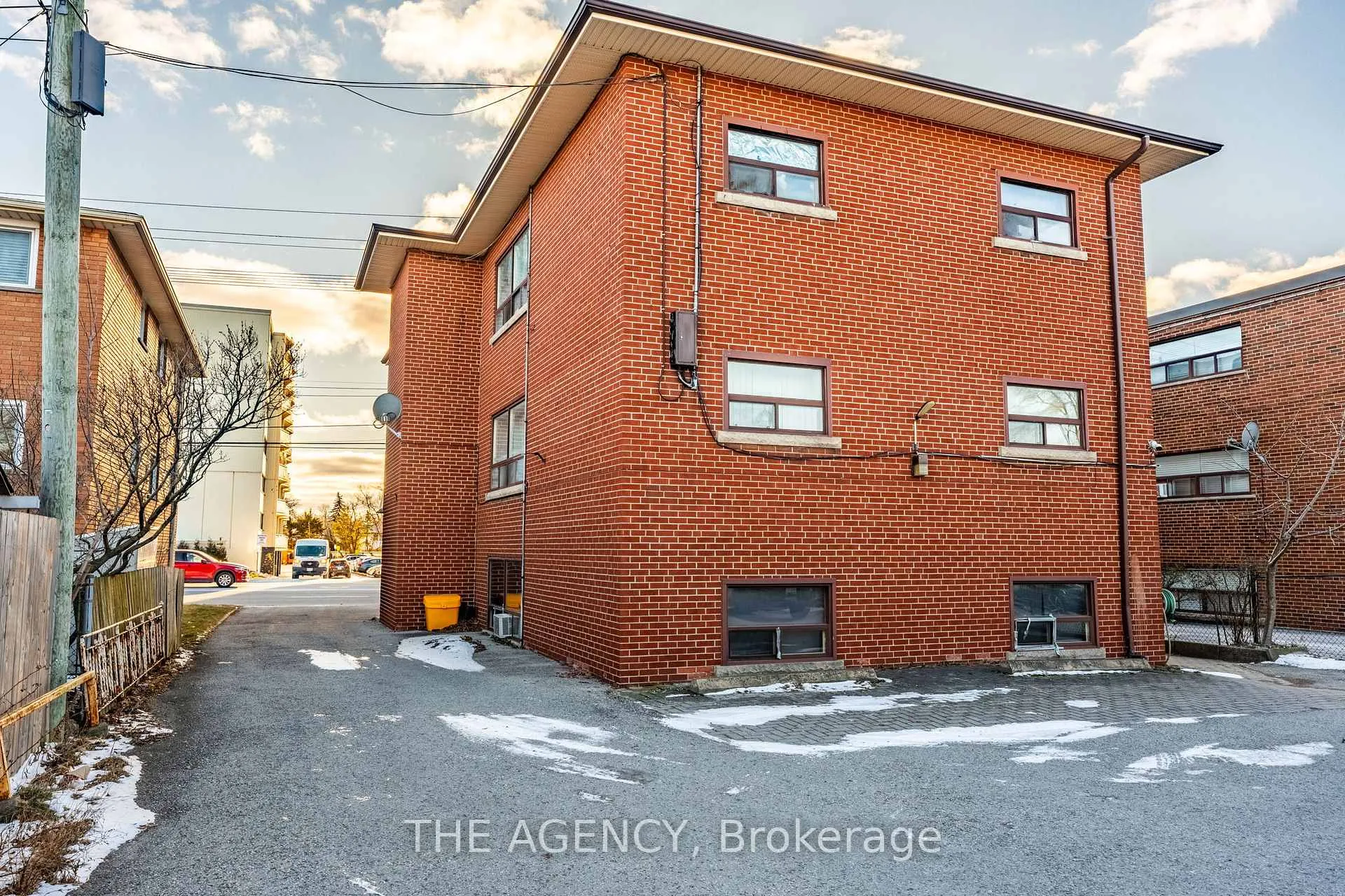 Photo 5 of 261 Mohawk Road E, Hamilton, Hill Park — HOMEH