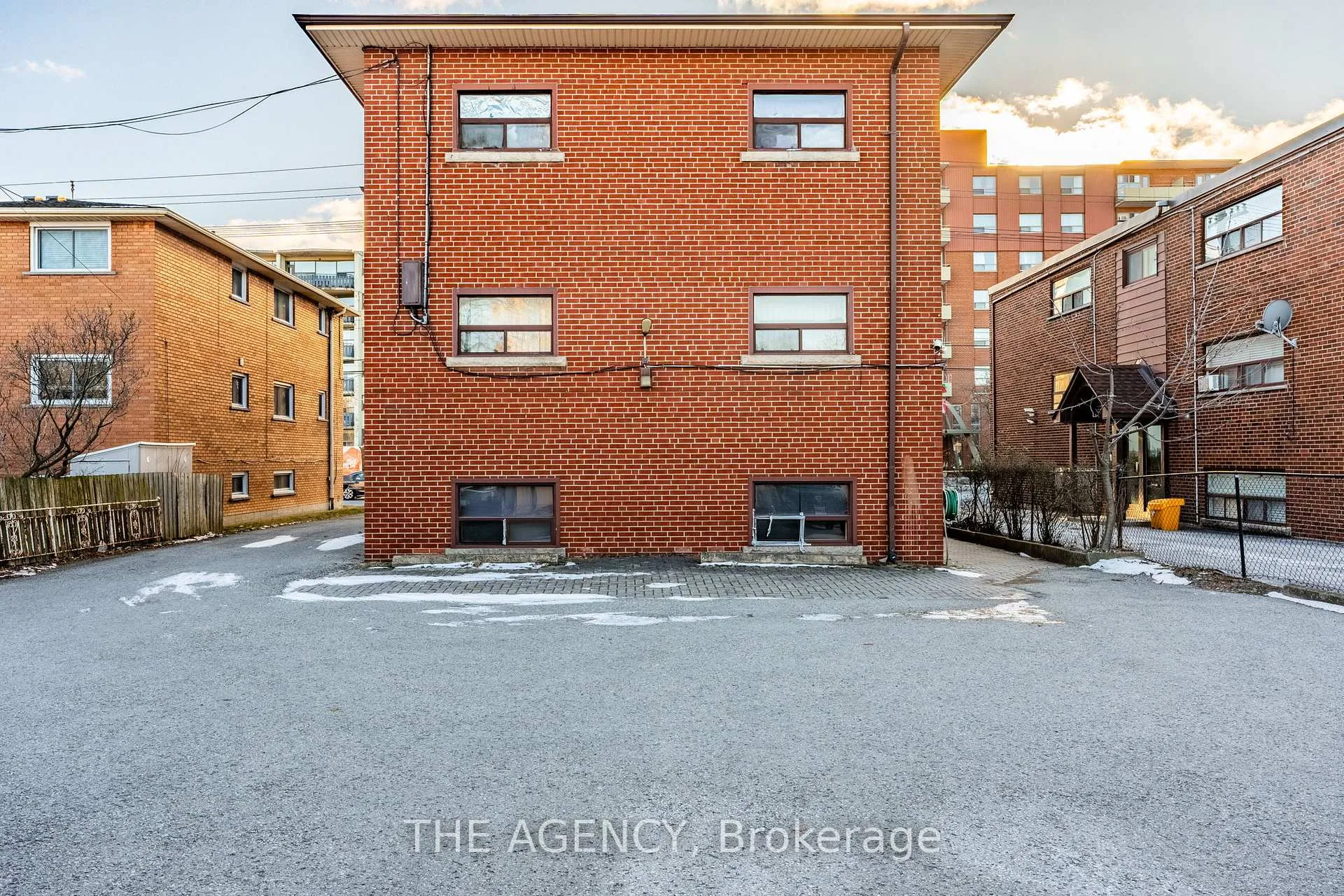 Photo 6 of 261 Mohawk Road E, Hamilton, Hill Park — HOMEH