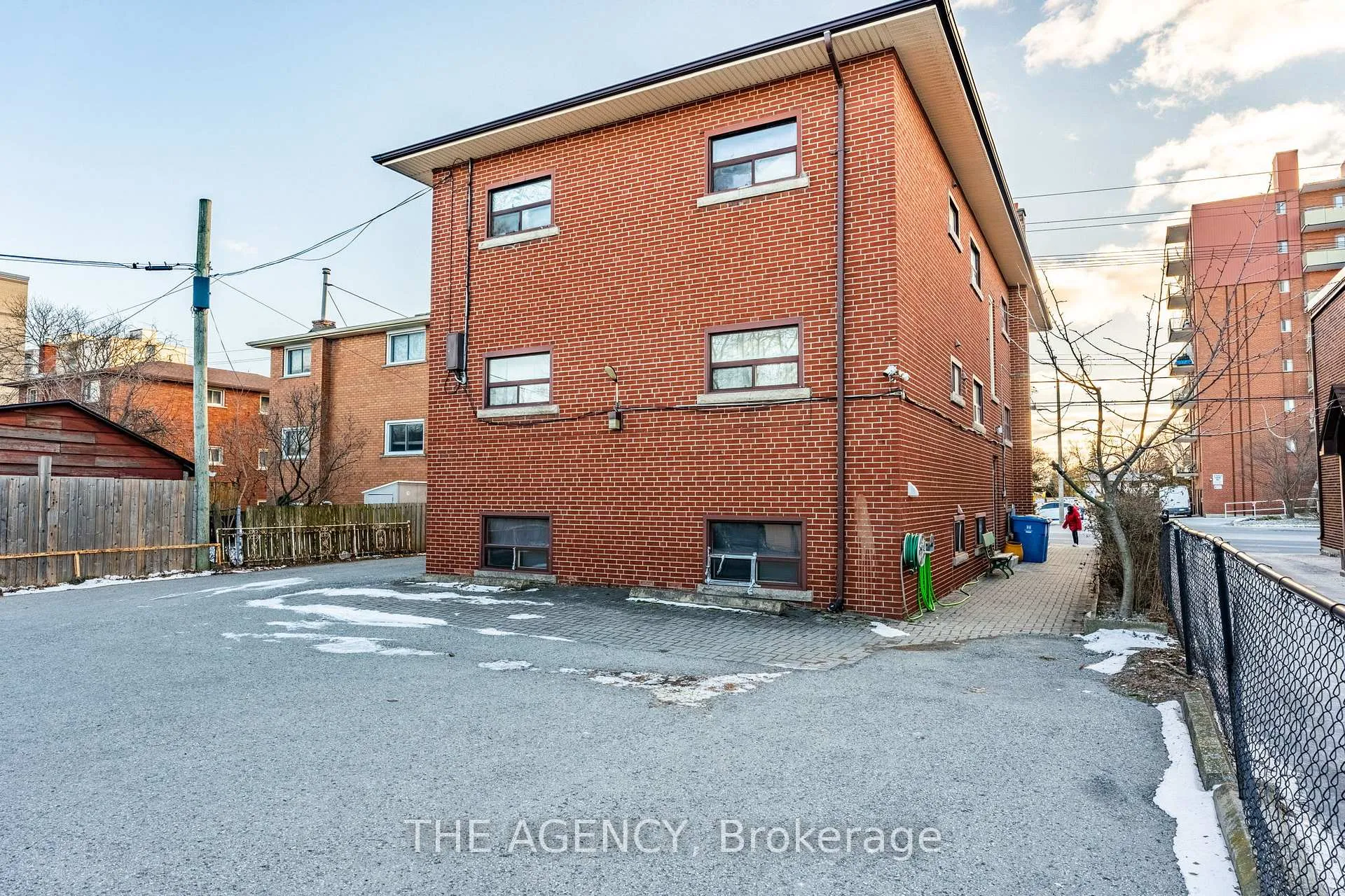Photo 7 of 261 Mohawk Road E, Hamilton, Hill Park — HOMEH