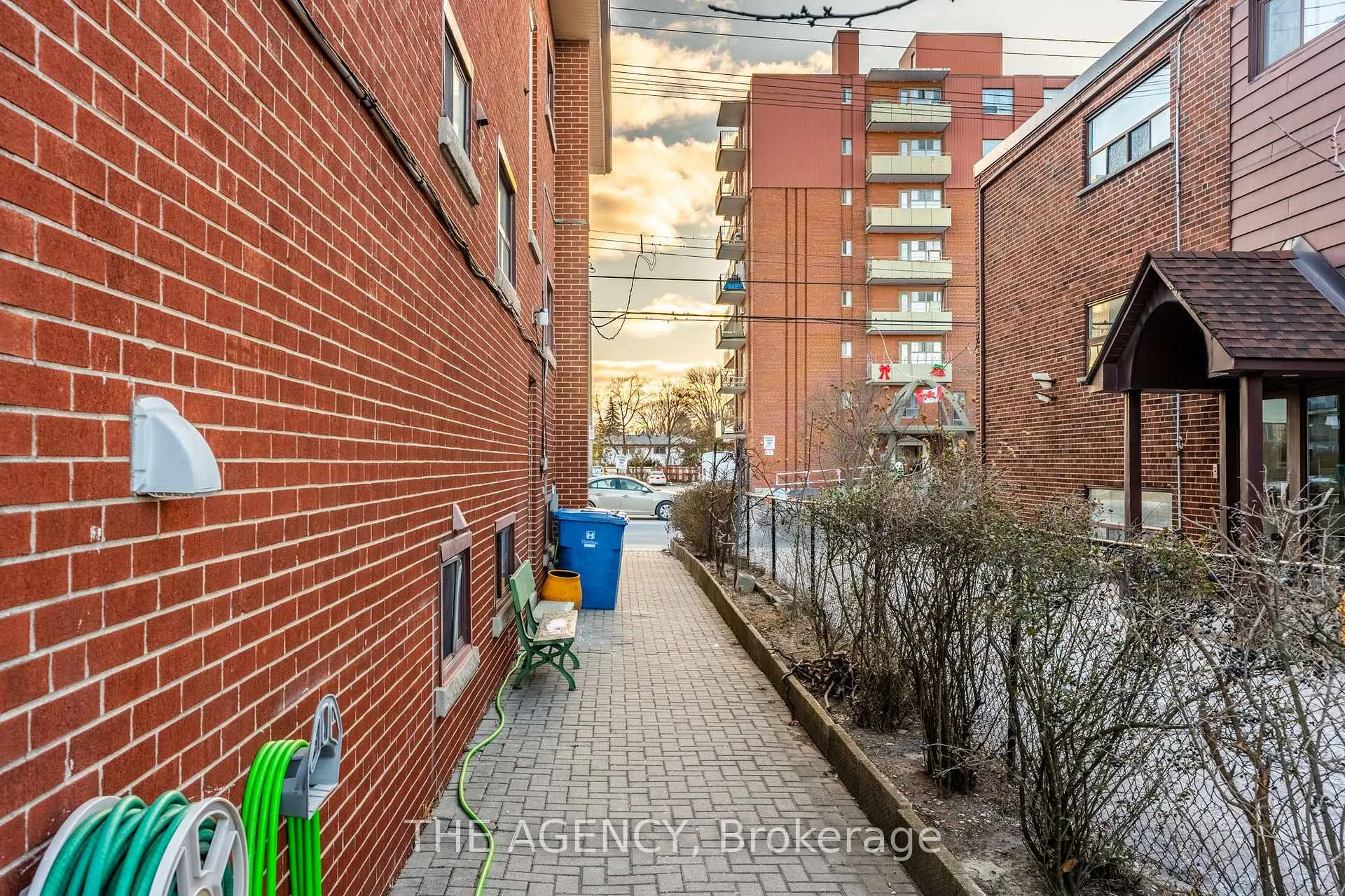Photo 8 of 261 Mohawk Road E, Hamilton, Hill Park — HOMEH
