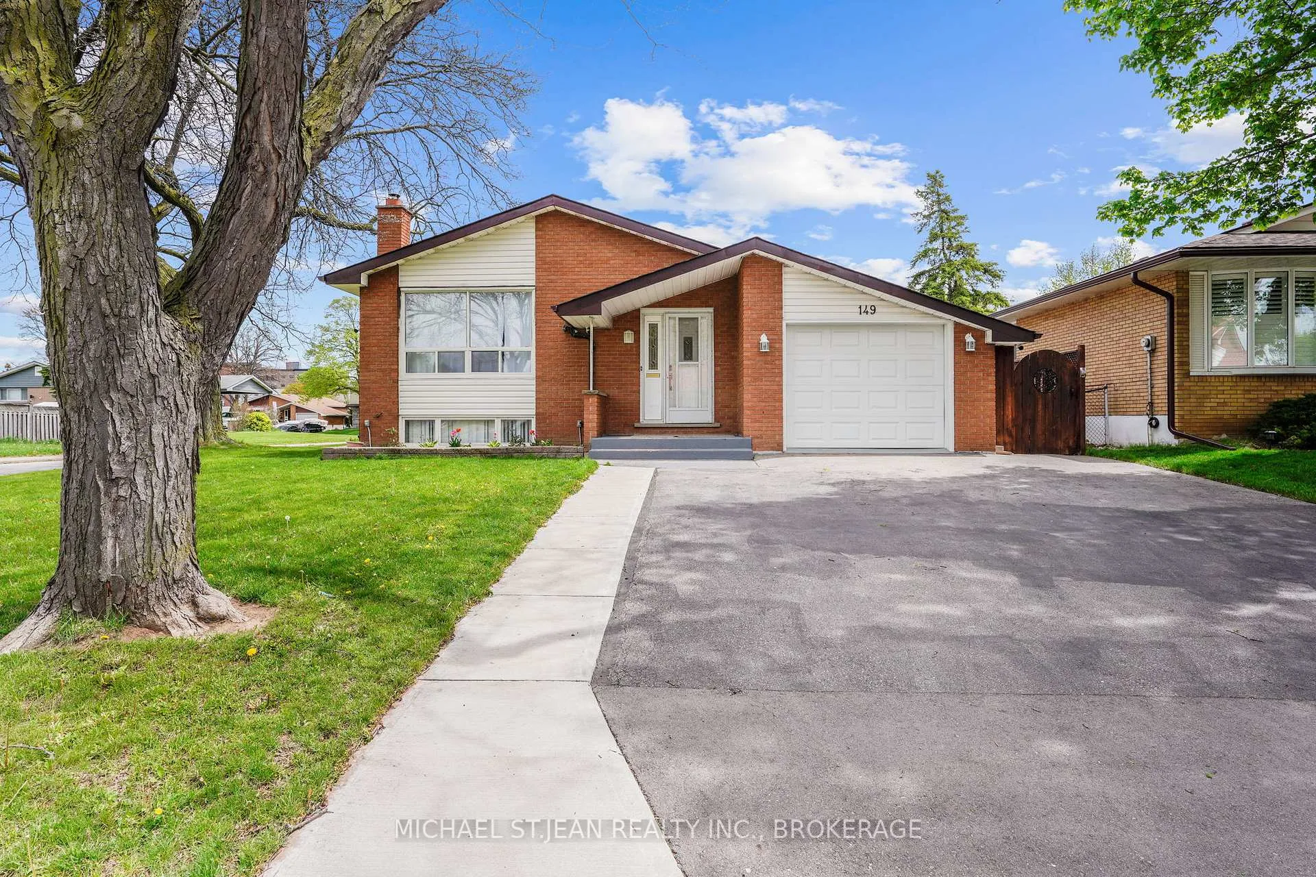Photo 2 of 149 Greenford Drive, Hamilton, Greenford — HOMEH