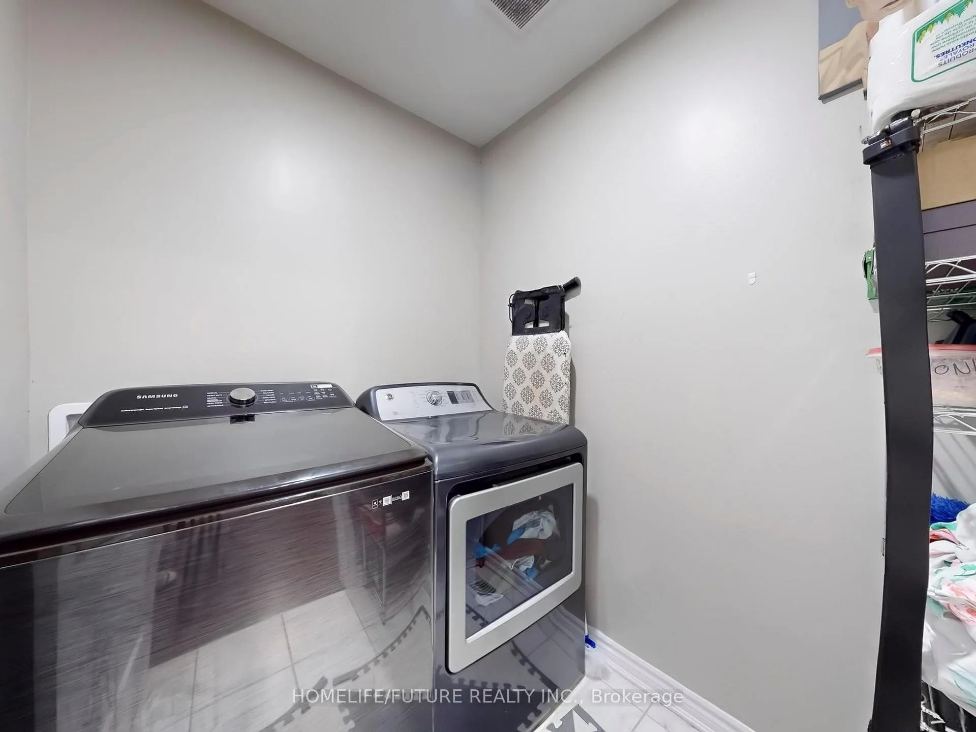 Photo 4 of 2427 Moonlight Crescent, Pickering, Rural Pickering — HOMEH