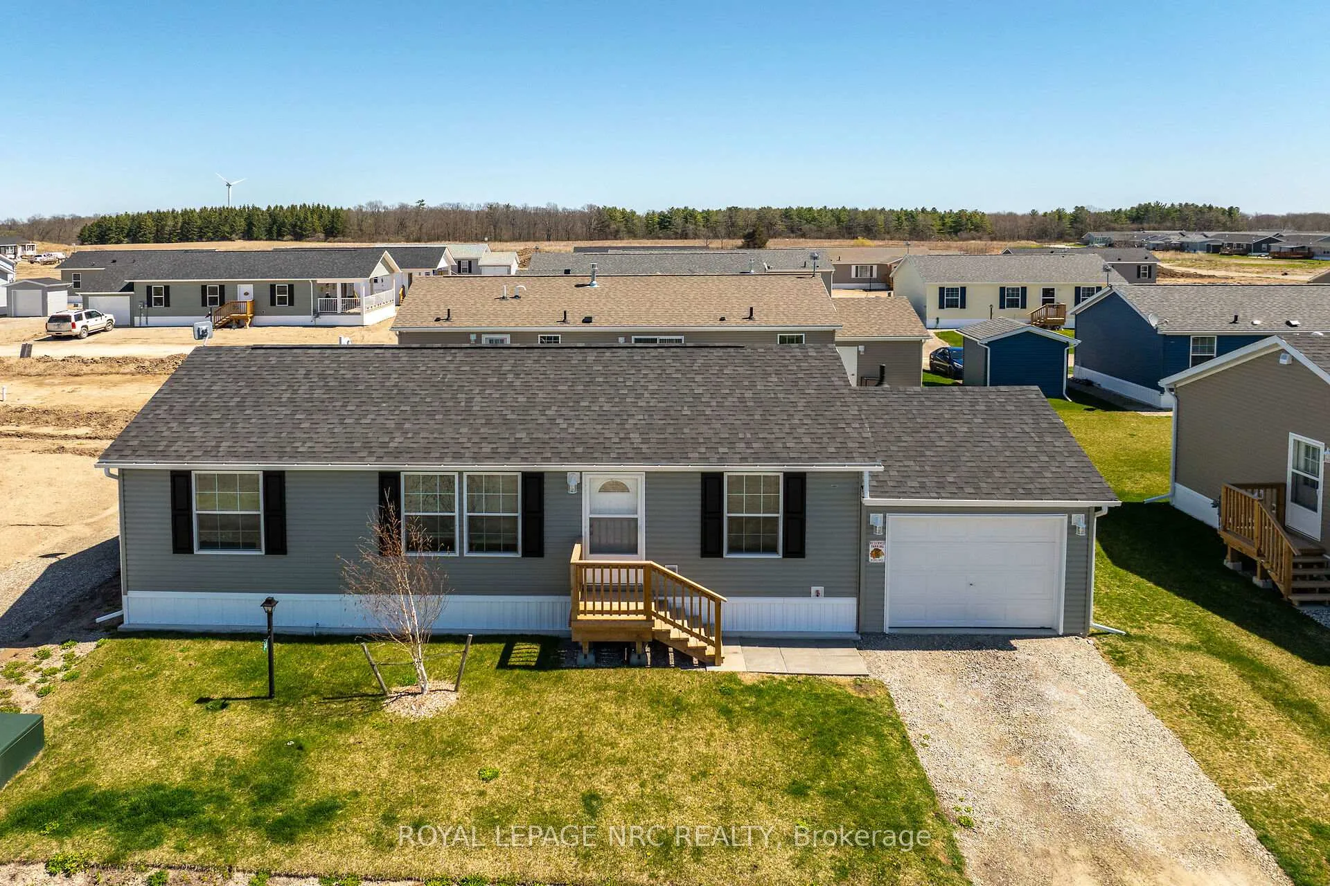 Photo 2 of 14 Copper Beach Drive, Haldimand, Nanticoke — HOMEH