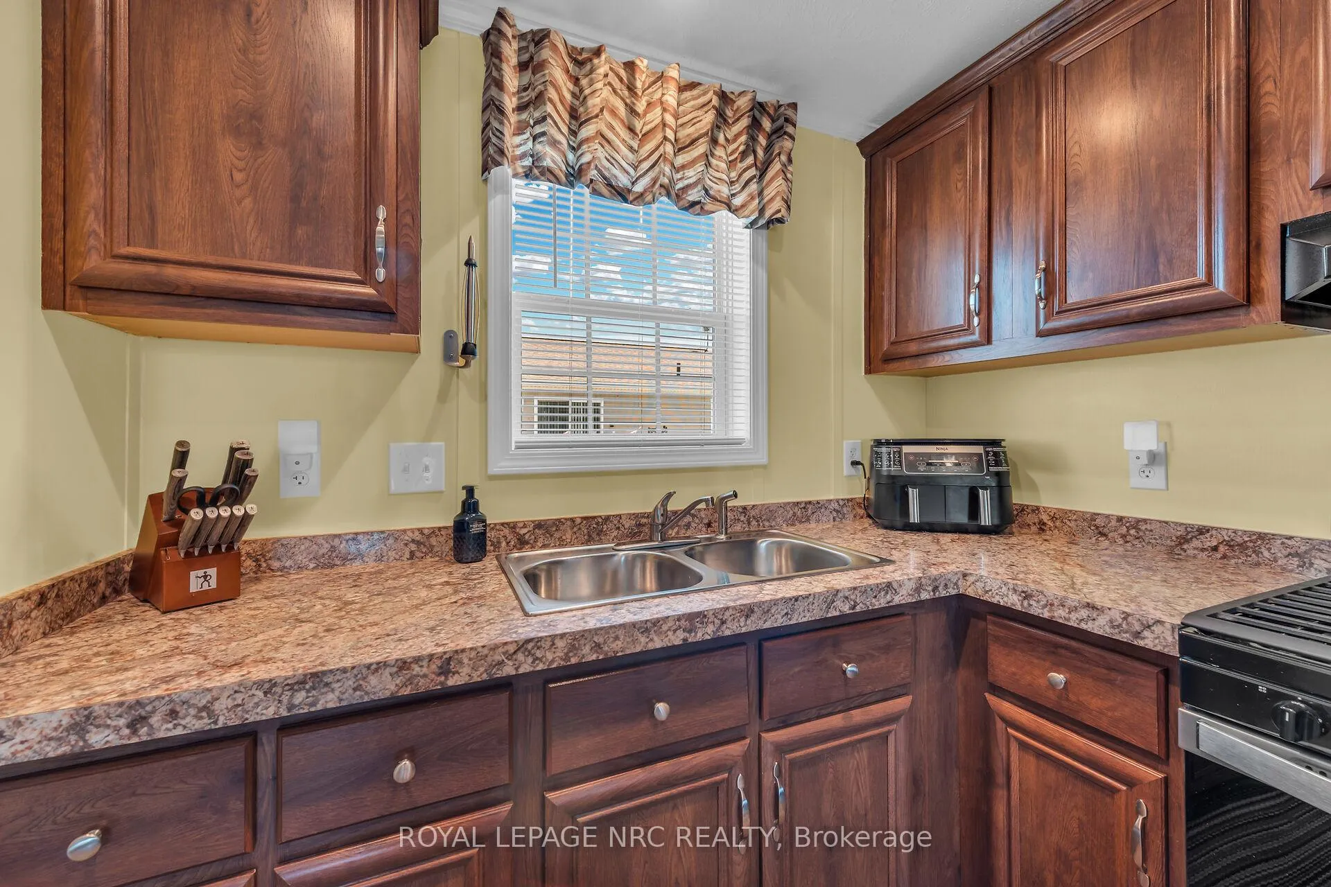 Photo 10 of 14 Copper Beach Drive, Haldimand, Nanticoke — HOMEH