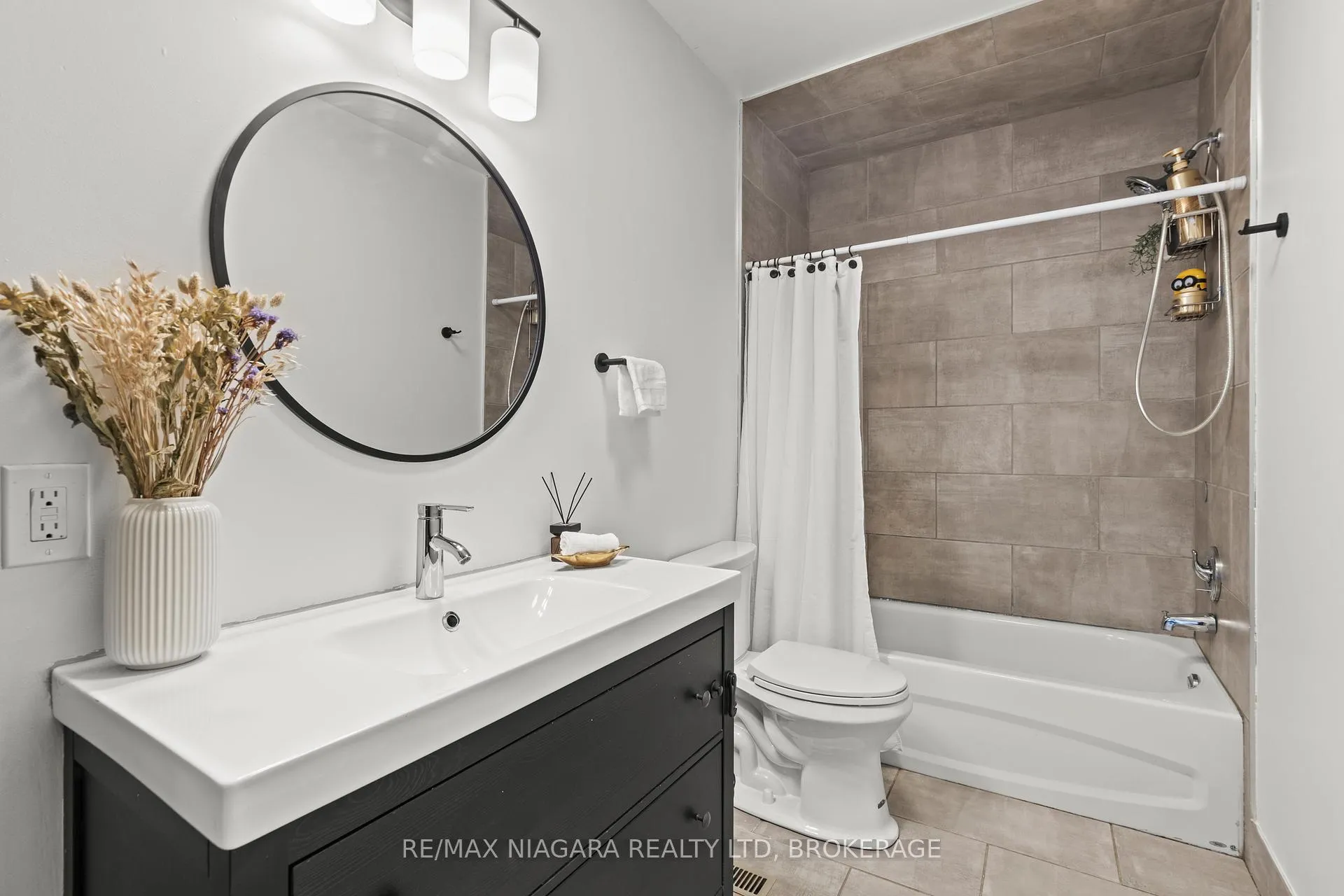 Photo 20 of 34 Maple Street, St. Catharines, Downtown — HOMEH