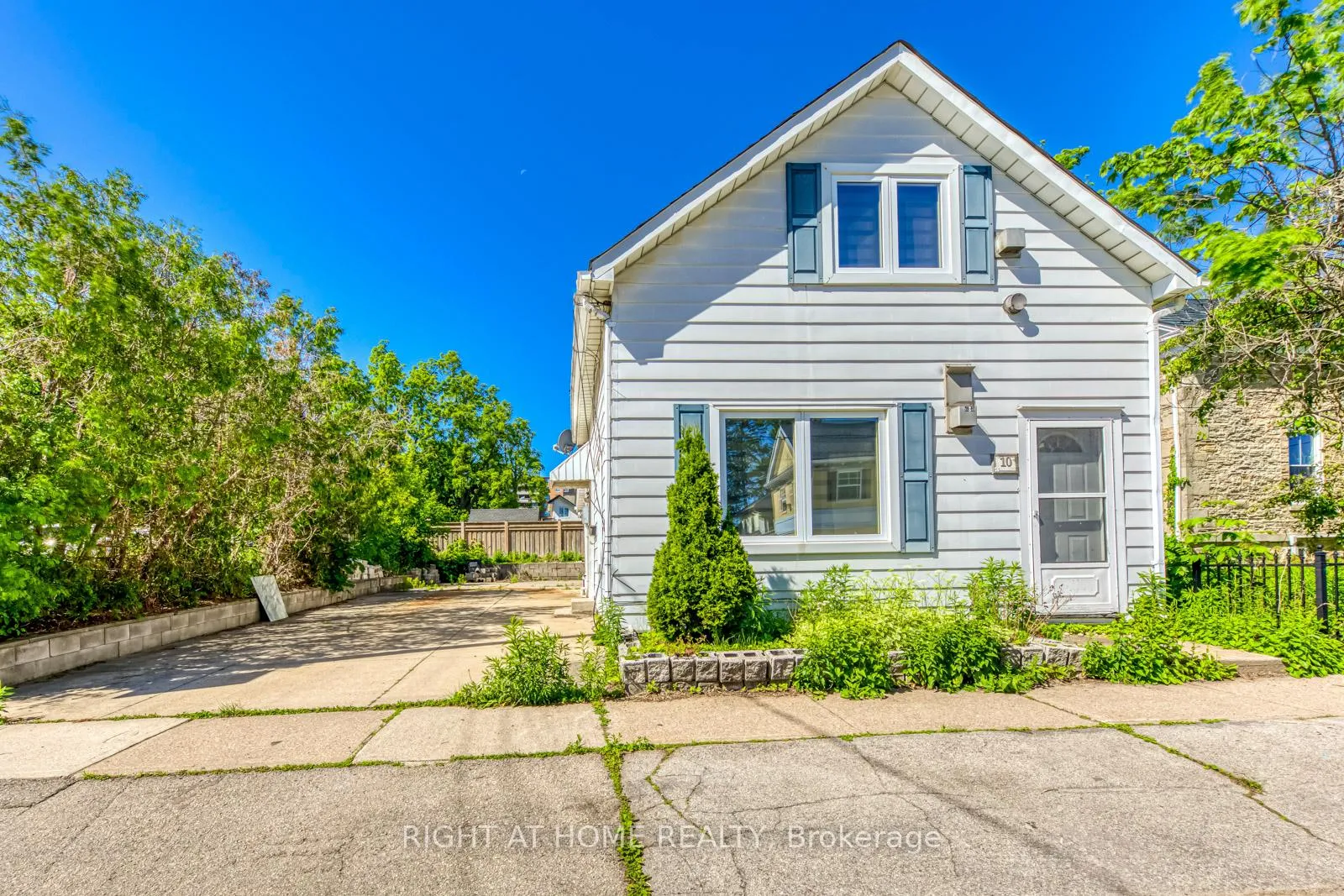 Photo 1 of 10 Flamboro Street, Hamilton, Waterdown — HOMEH
