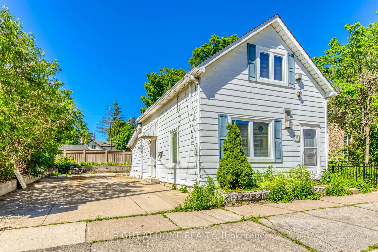 Photo 2 of 10 Flamboro Street, Hamilton, Waterdown — HOMEH