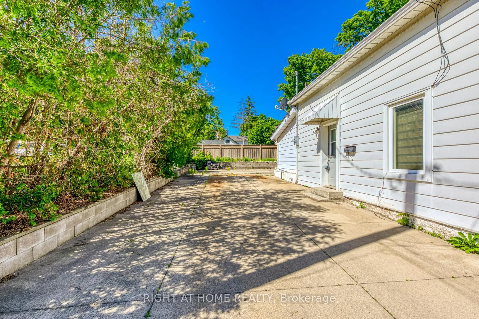 Photo 3 of 10 Flamboro Street, Hamilton, Waterdown — HOMEH