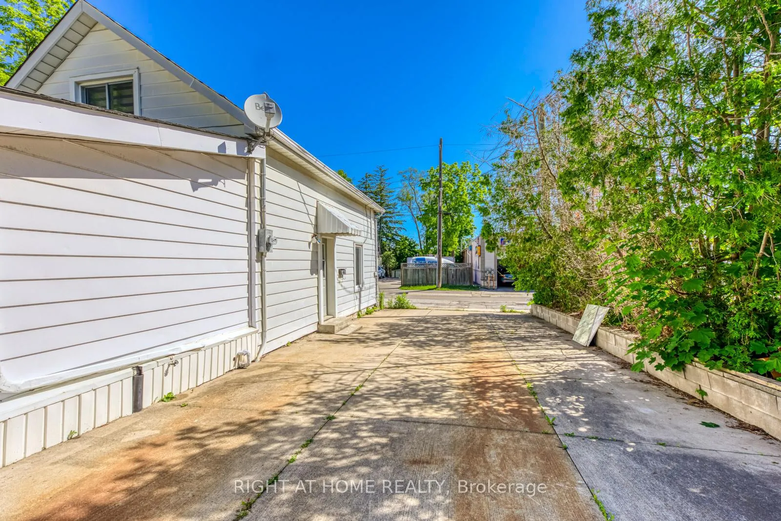 Photo 4 of 10 Flamboro Street, Hamilton, Waterdown — HOMEH