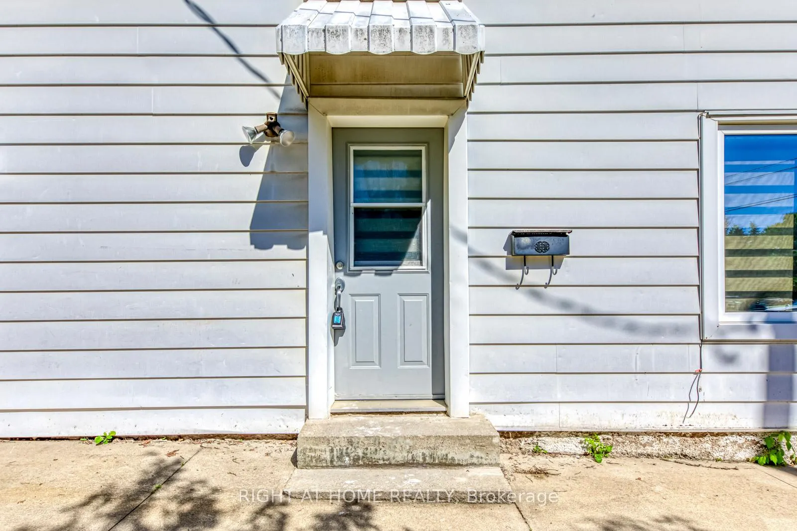 Photo 5 of 10 Flamboro Street, Hamilton, Waterdown — HOMEH