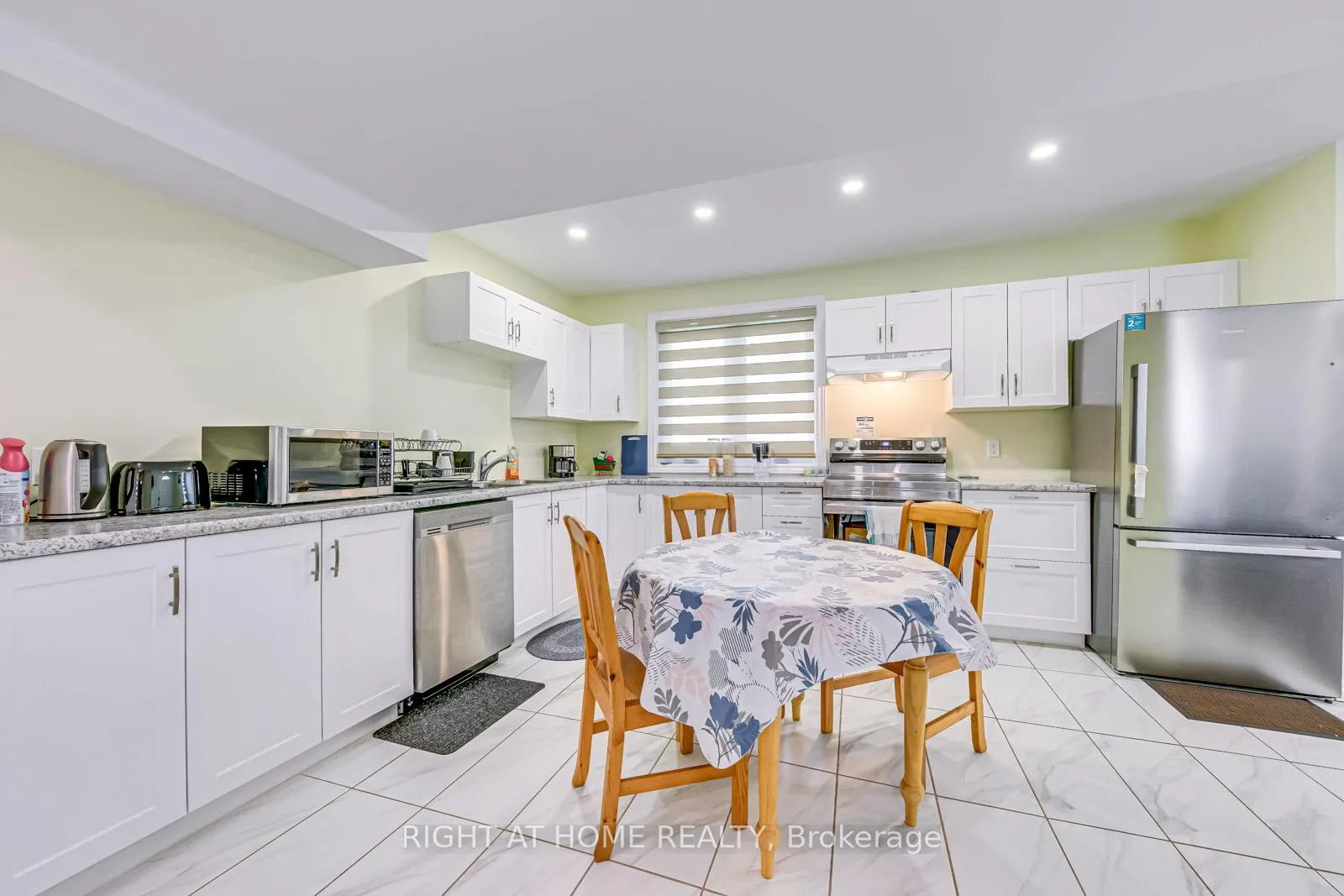 Photo 8 of 10 Flamboro Street, Hamilton, Waterdown — HOMEH