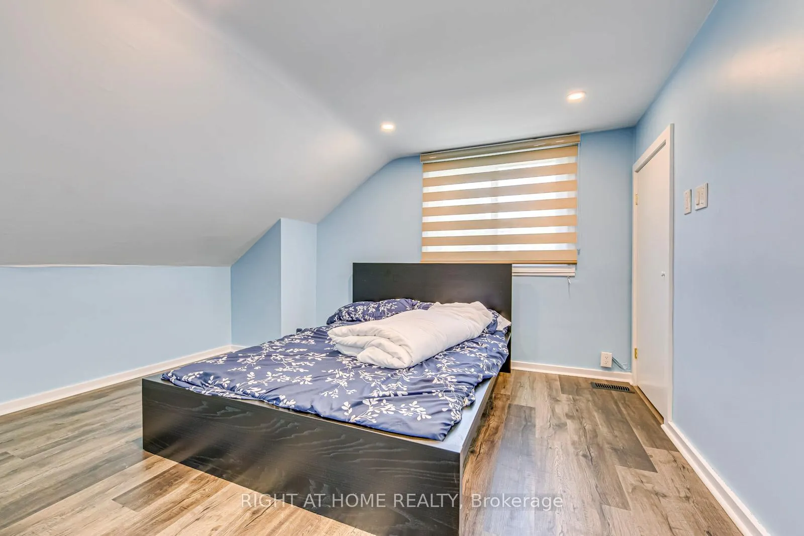 Photo 22 of 10 Flamboro Street, Hamilton, Waterdown — HOMEH