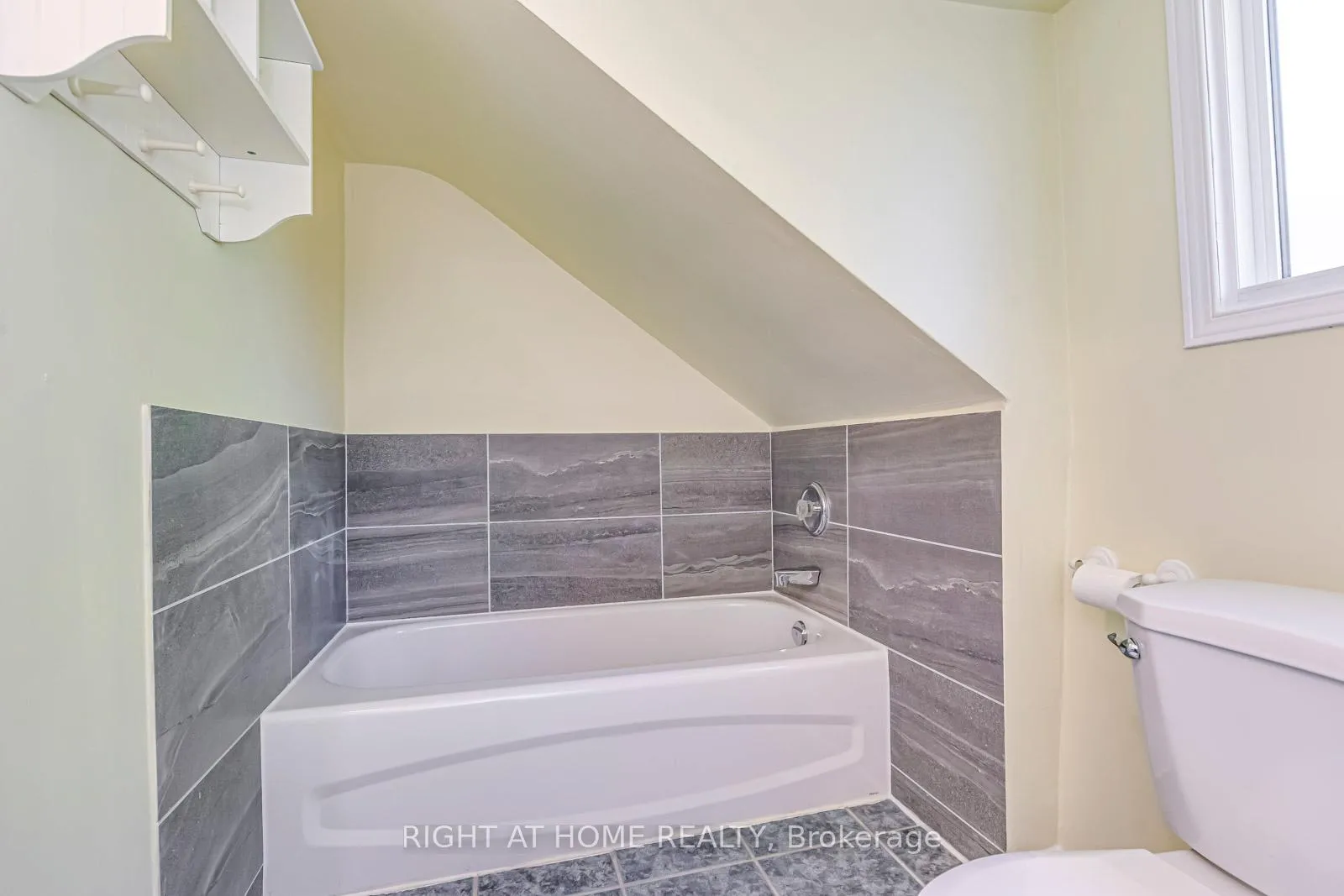 Photo 26 of 10 Flamboro Street, Hamilton, Waterdown — HOMEH