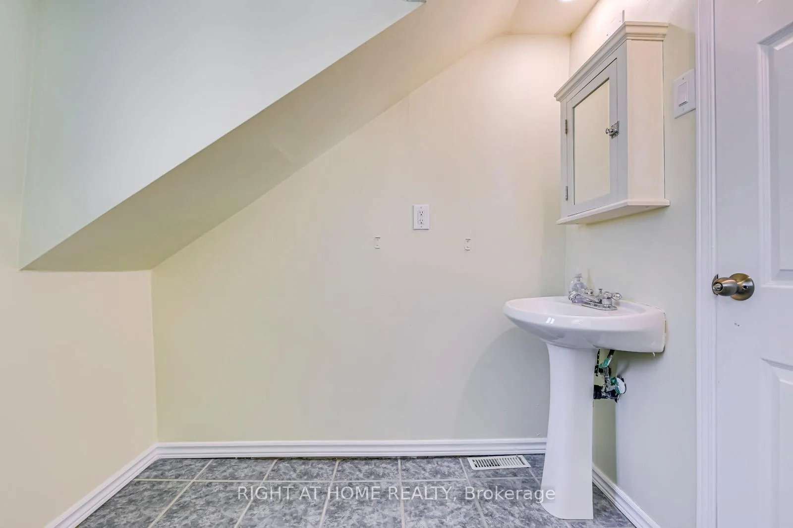 Photo 27 of 10 Flamboro Street, Hamilton, Waterdown — HOMEH