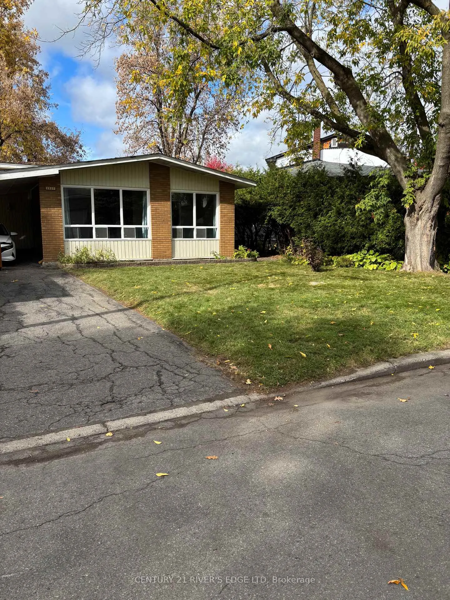 Photo 2 of 2527 Needham Crescent, Ottawa, Brookfield Gardens — HOMEH