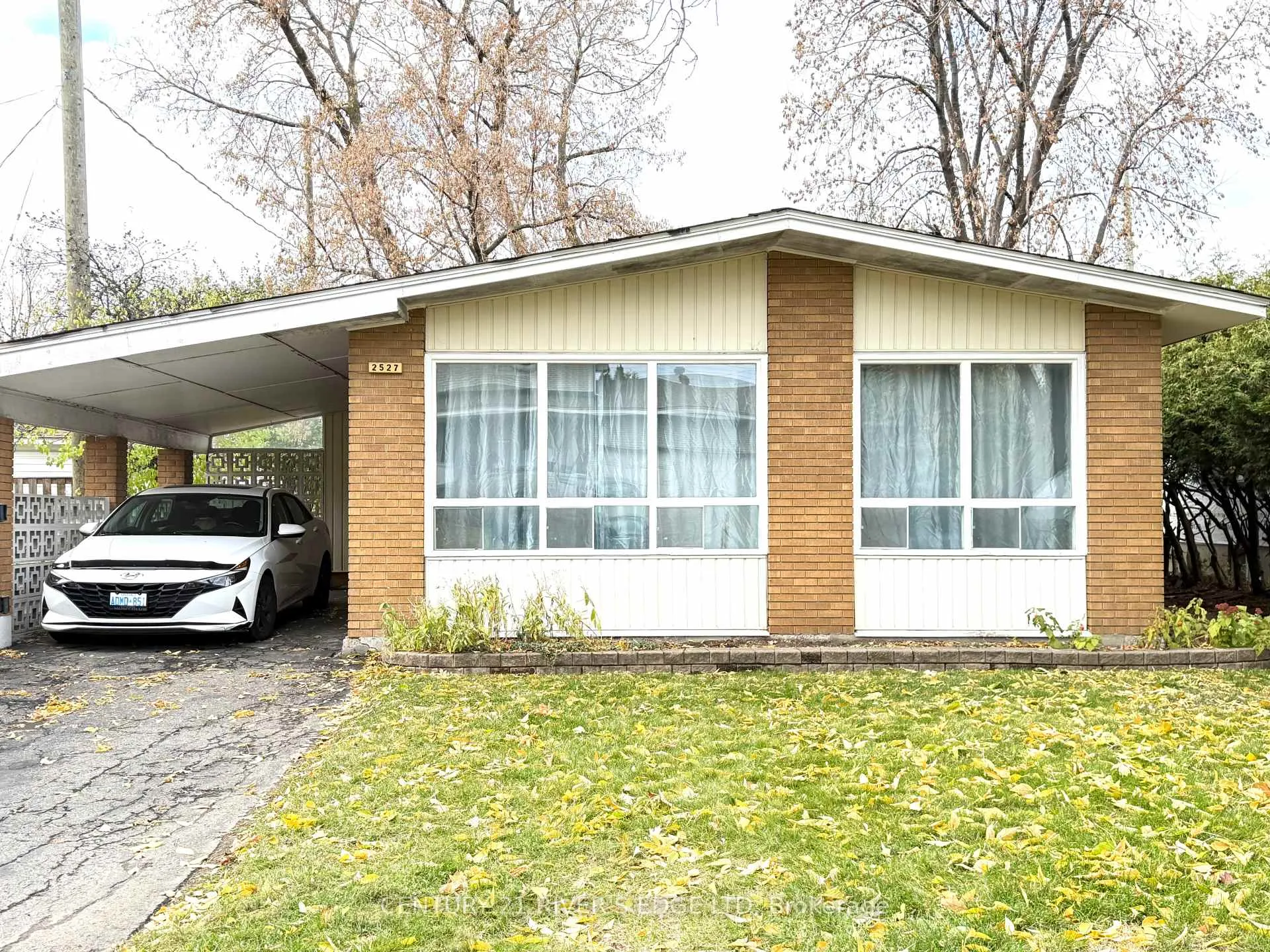 Photo 3 of 2527 Needham Crescent, Ottawa, Brookfield Gardens — HOMEH
