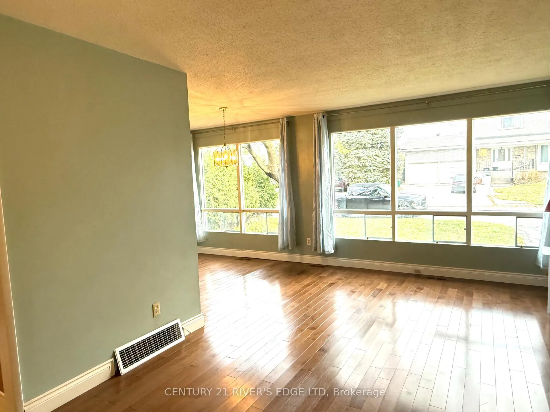 Photo 10 of 2527 Needham Crescent, Ottawa, Brookfield Gardens — HOMEH