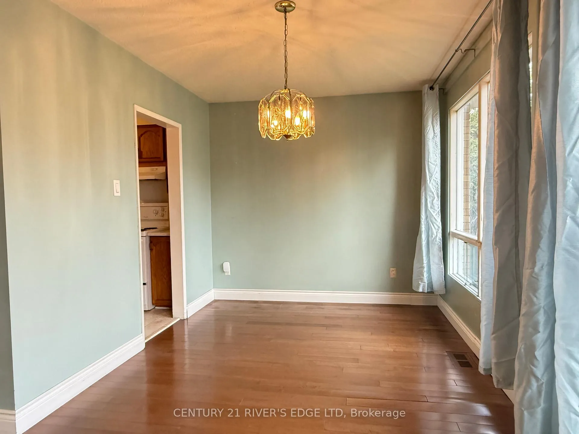 Photo 12 of 2527 Needham Crescent, Ottawa, Brookfield Gardens — HOMEH