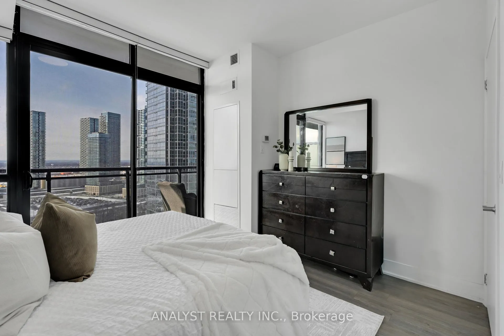 Photo 10 of Unit 2105, 2900 Highway 7, Vaughan, Concord — HOMEH