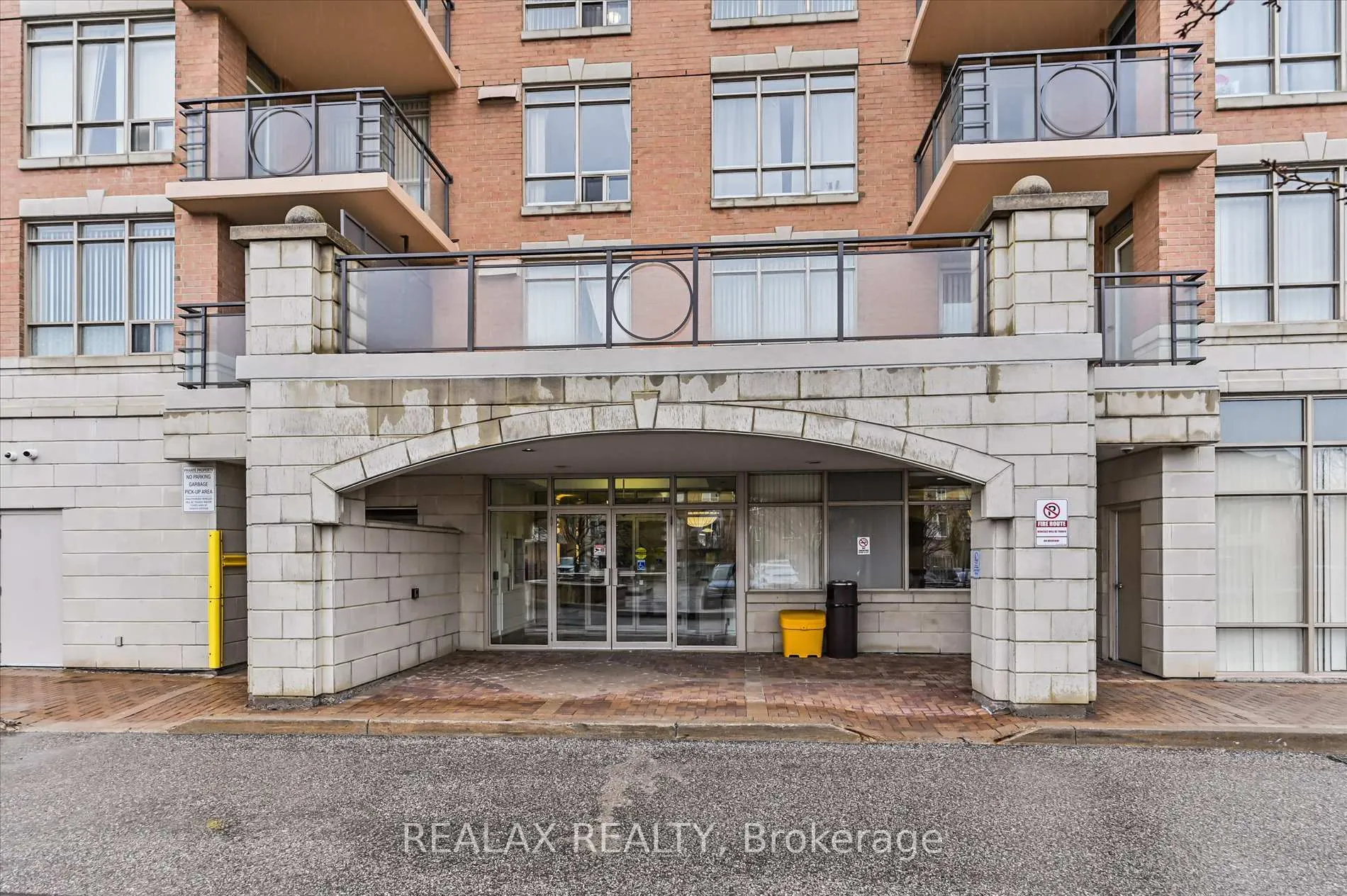 Photo 3 of Unit 302, 130 Pond Drive, Markham, Commerce Valley — HOMEH