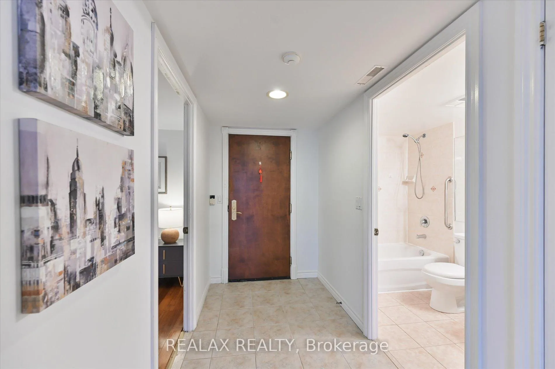 Photo 7 of Unit 302, 130 Pond Drive, Markham, Commerce Valley — HOMEH