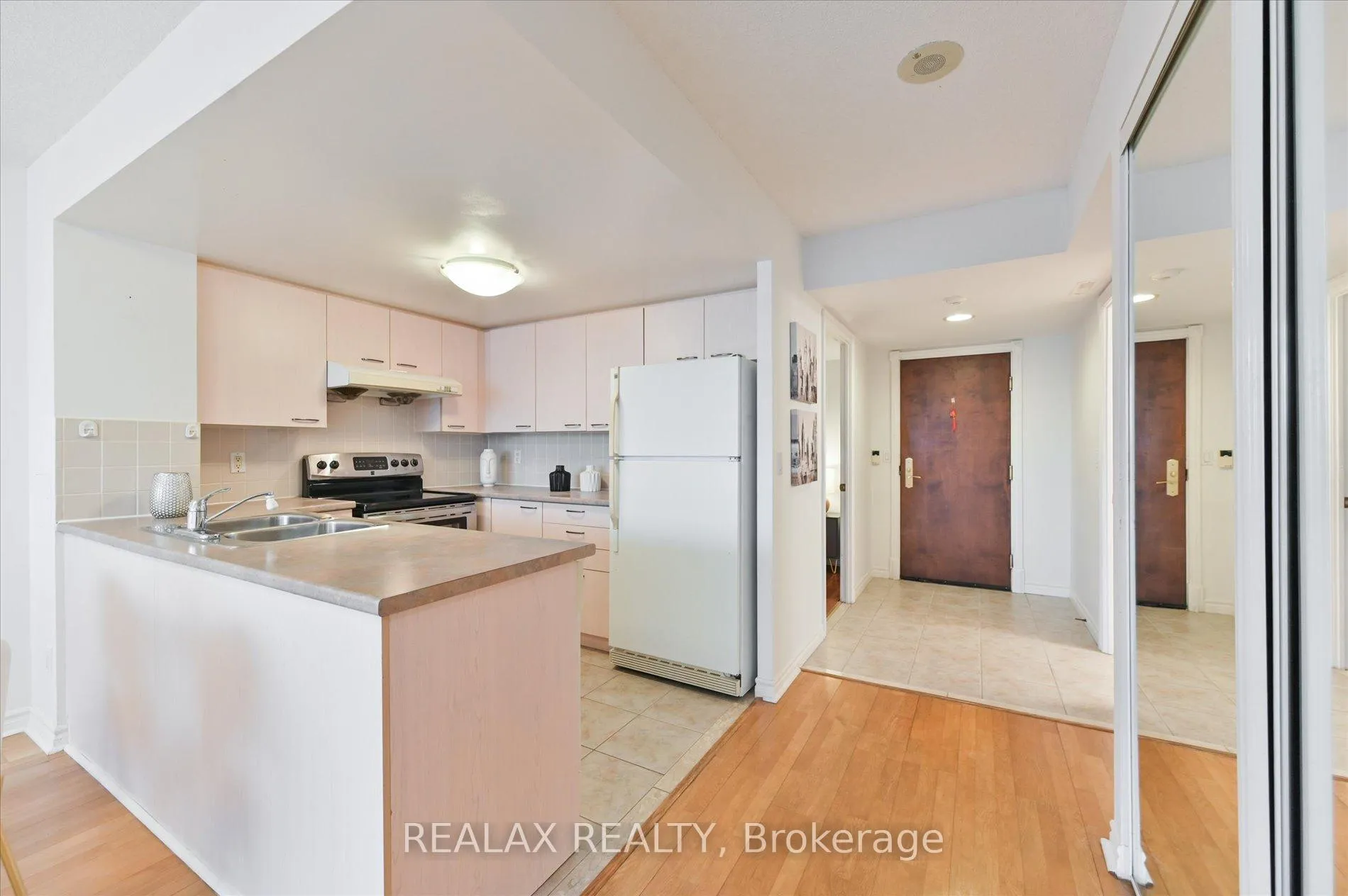 Photo 11 of Unit 302, 130 Pond Drive, Markham, Commerce Valley — HOMEH