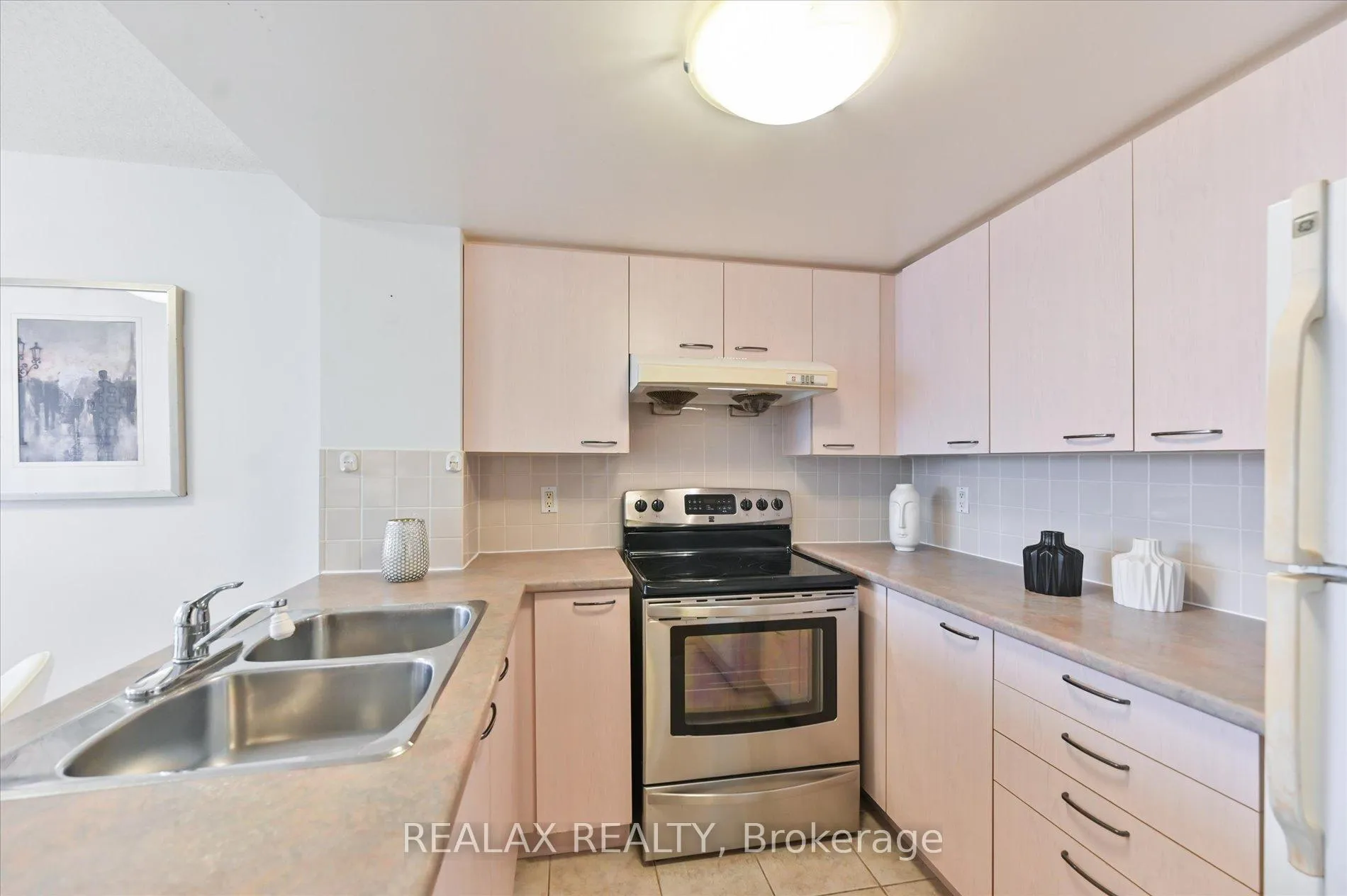 Photo 13 of Unit 302, 130 Pond Drive, Markham, Commerce Valley — HOMEH