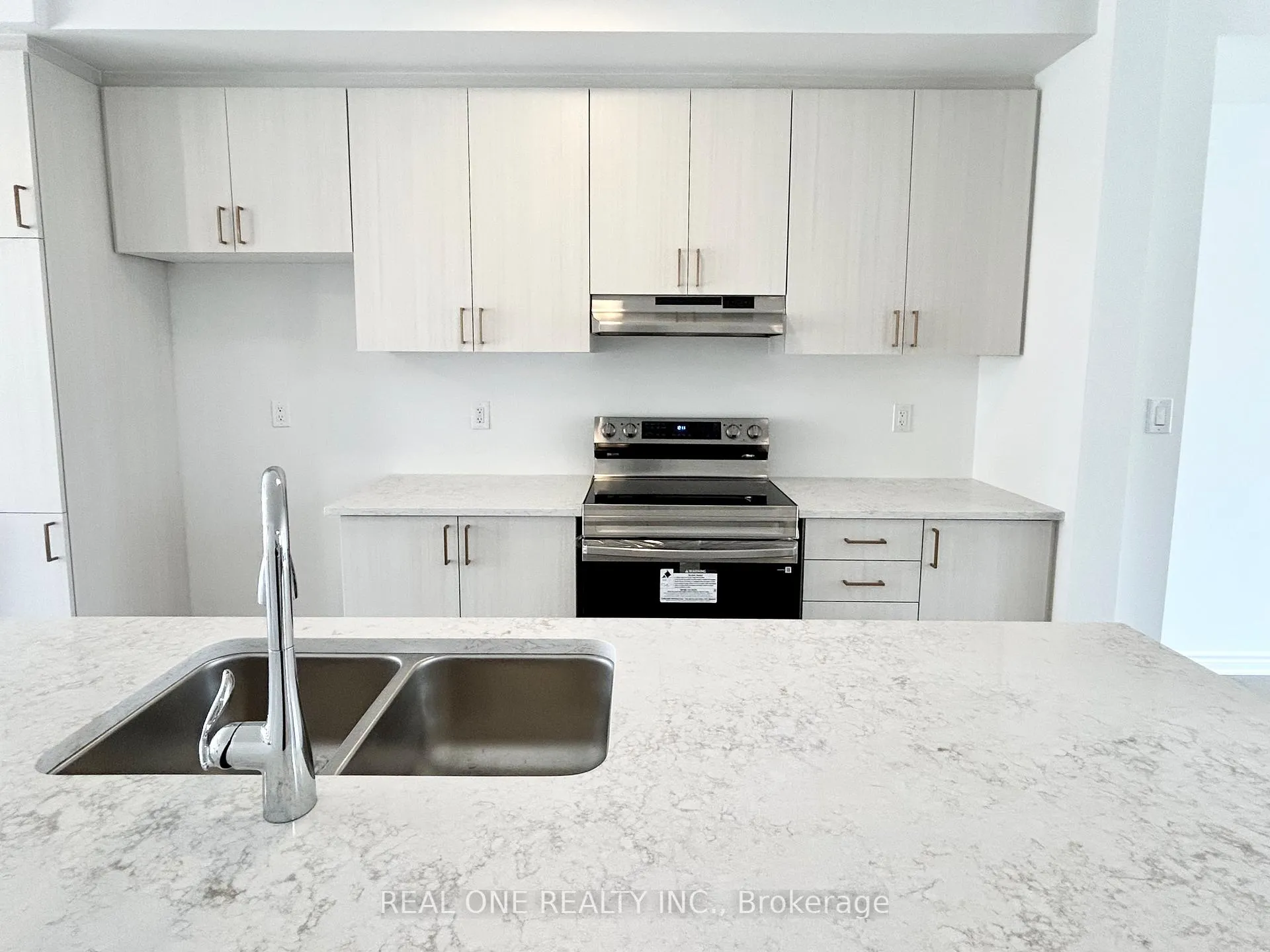 Photo 13 of 122 Avani Avenue, Markham, Rural Markham — HOMEH