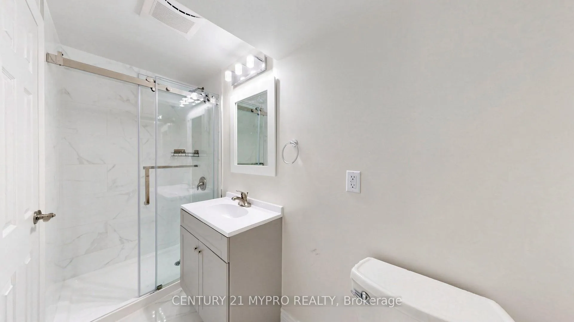 Photo 3 of 33 Erla Court, Markham, Middlefield — HOMEH