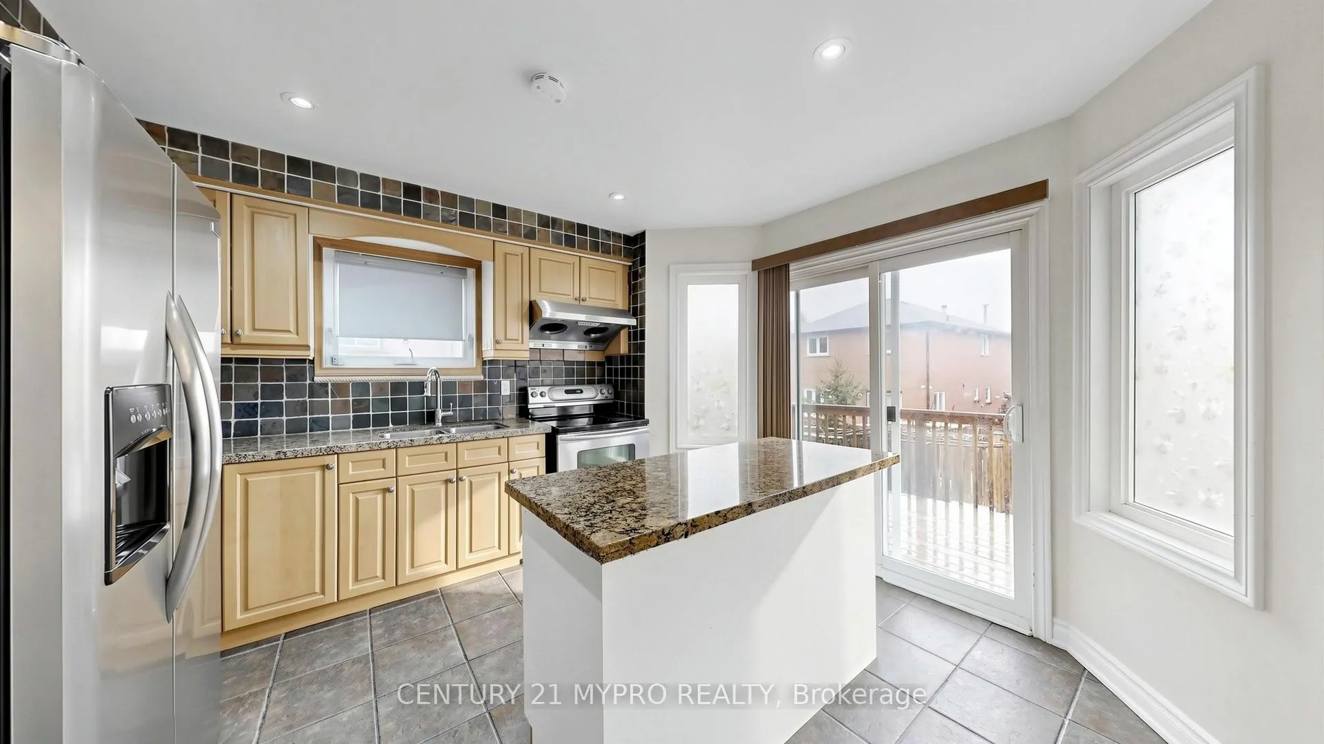 Photo 4 of 33 Erla Court, Markham, Middlefield — HOMEH