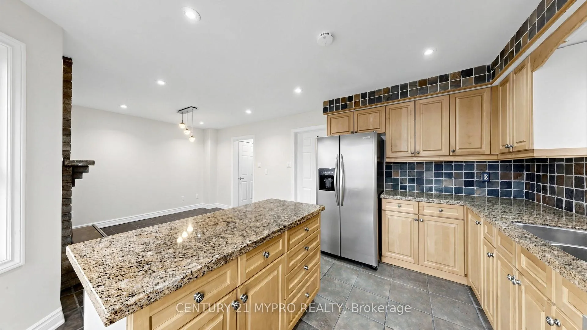 Photo 5 of 33 Erla Court, Markham, Middlefield — HOMEH