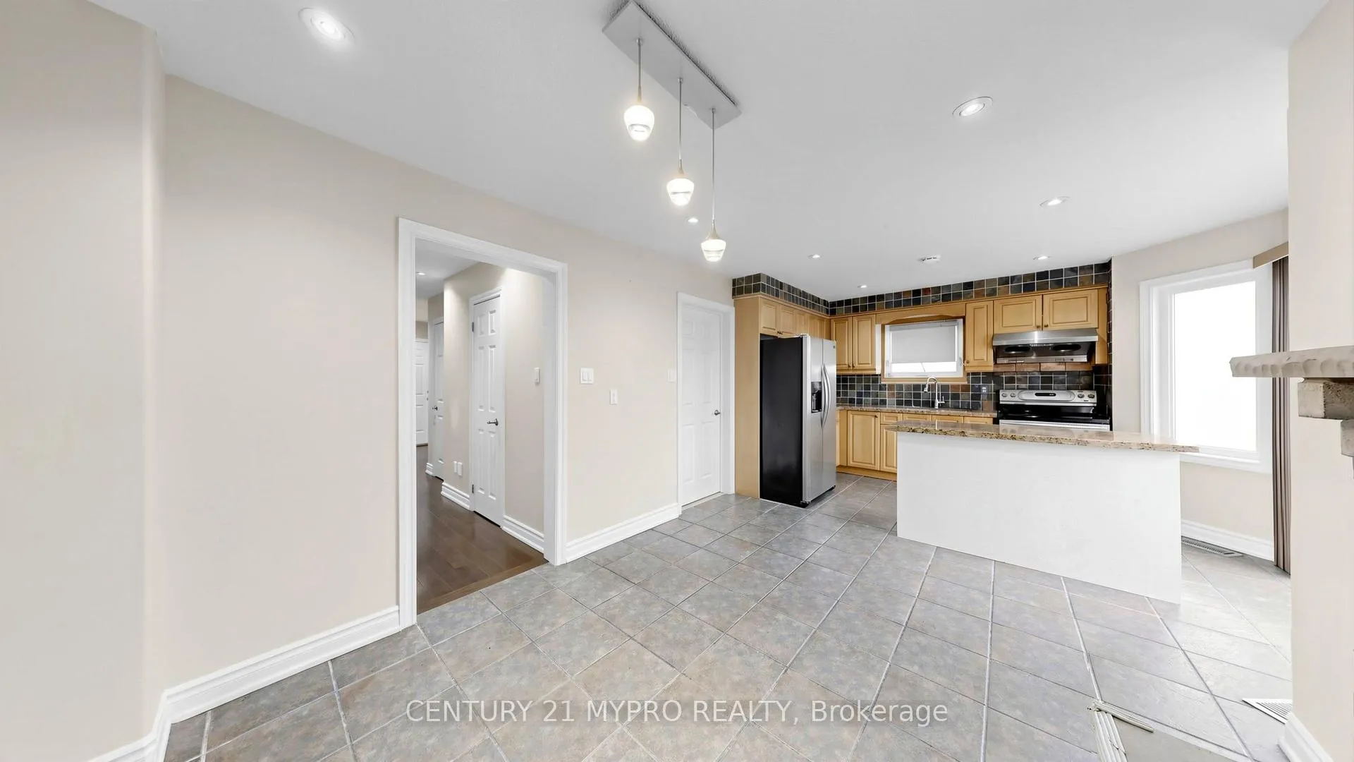Photo 7 of 33 Erla Court, Markham, Middlefield — HOMEH