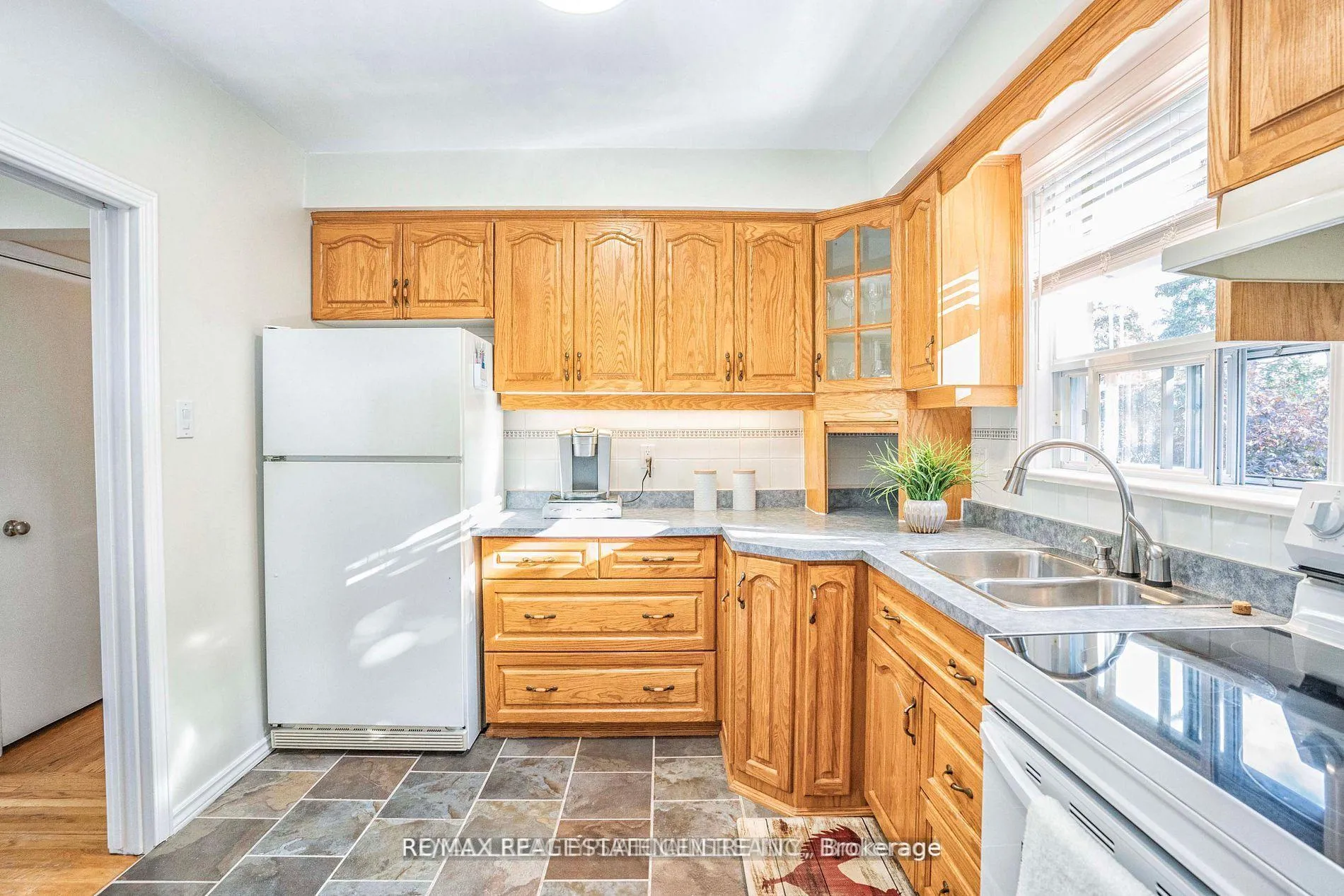 Photo 4 of Unit (Upper), 37 Edgemont Drive, Brampton, Brampton North — HOMEH
